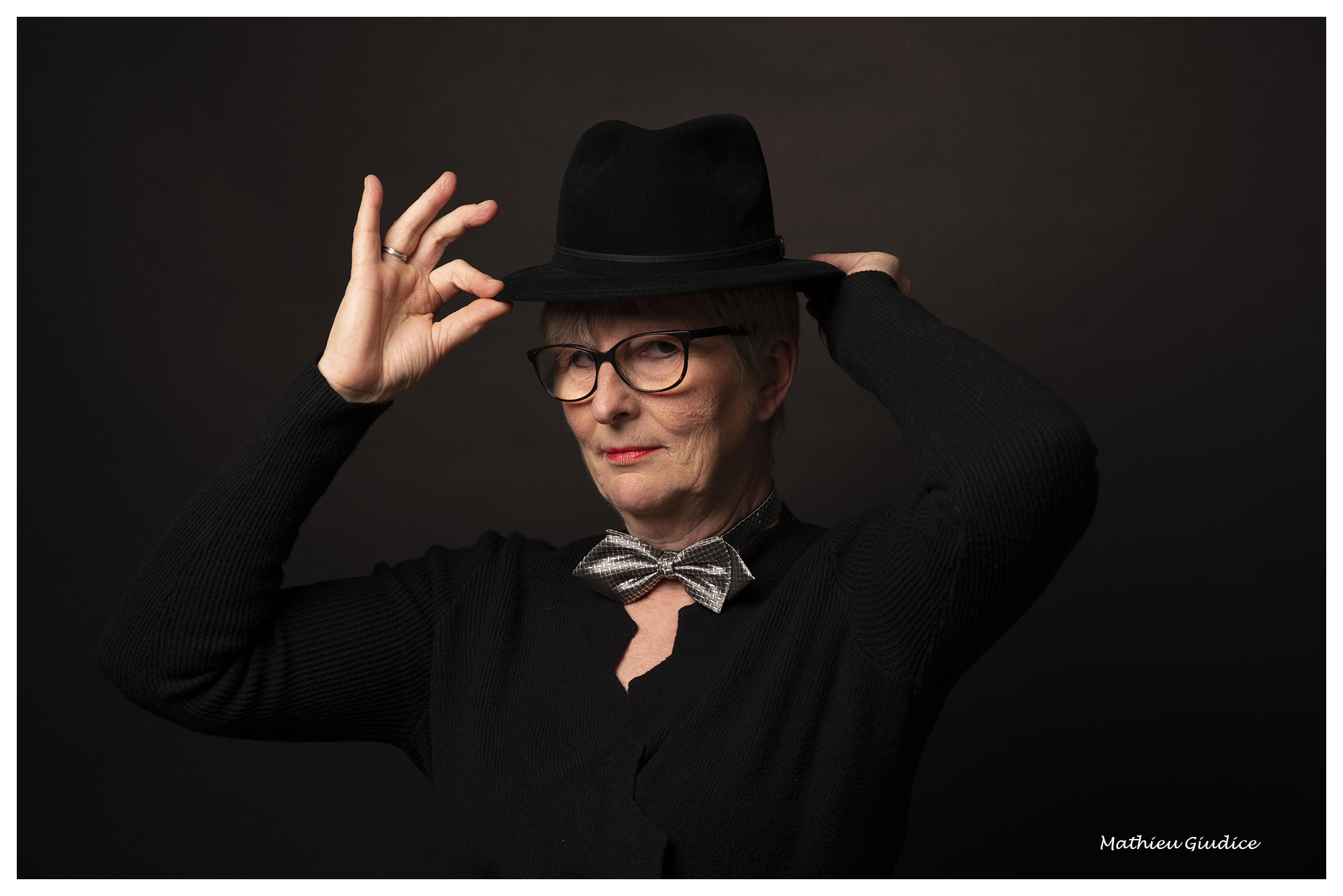 studiowerk-met-model-en-hoed