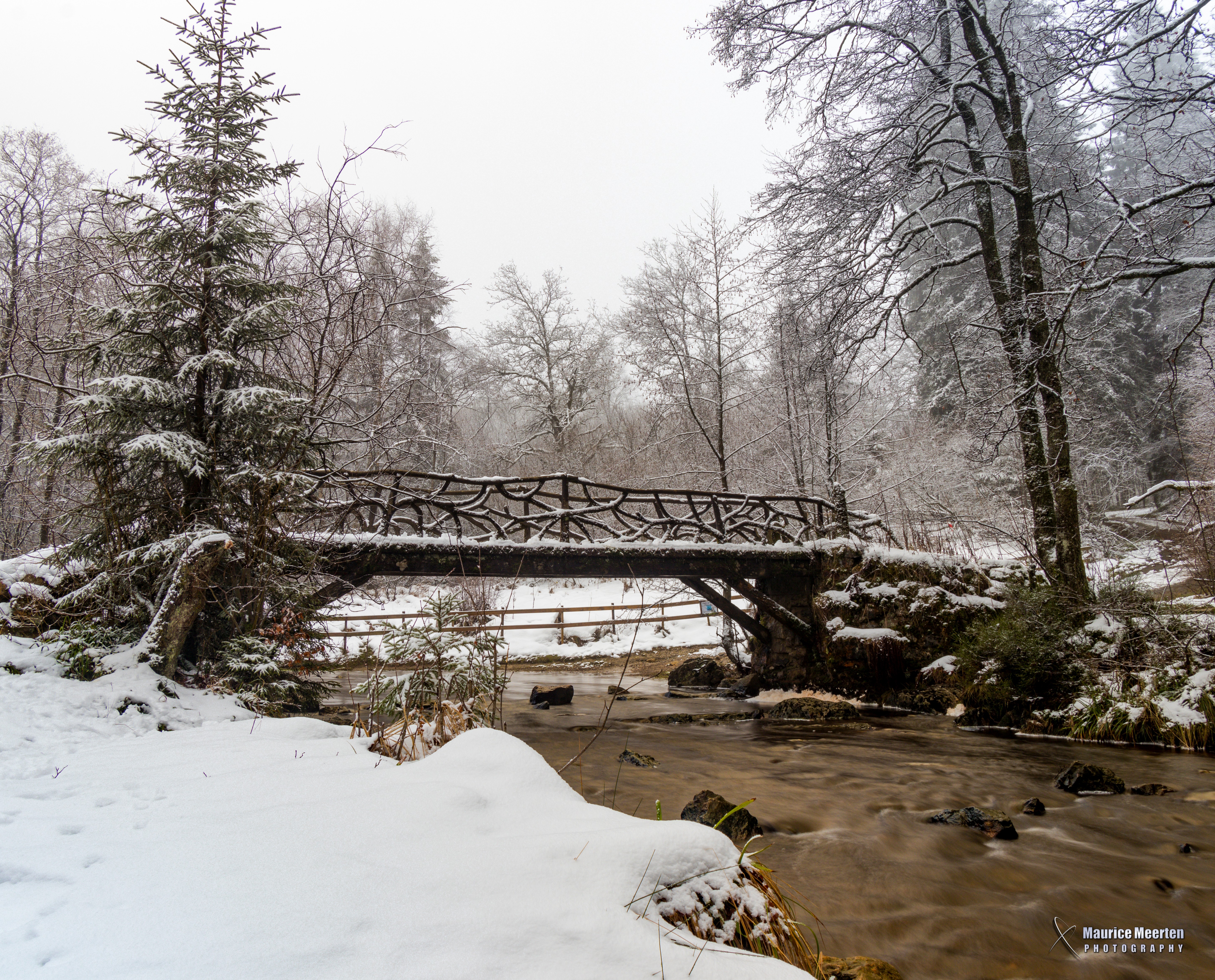 voetgangersbrug-in-de-sneeuw
