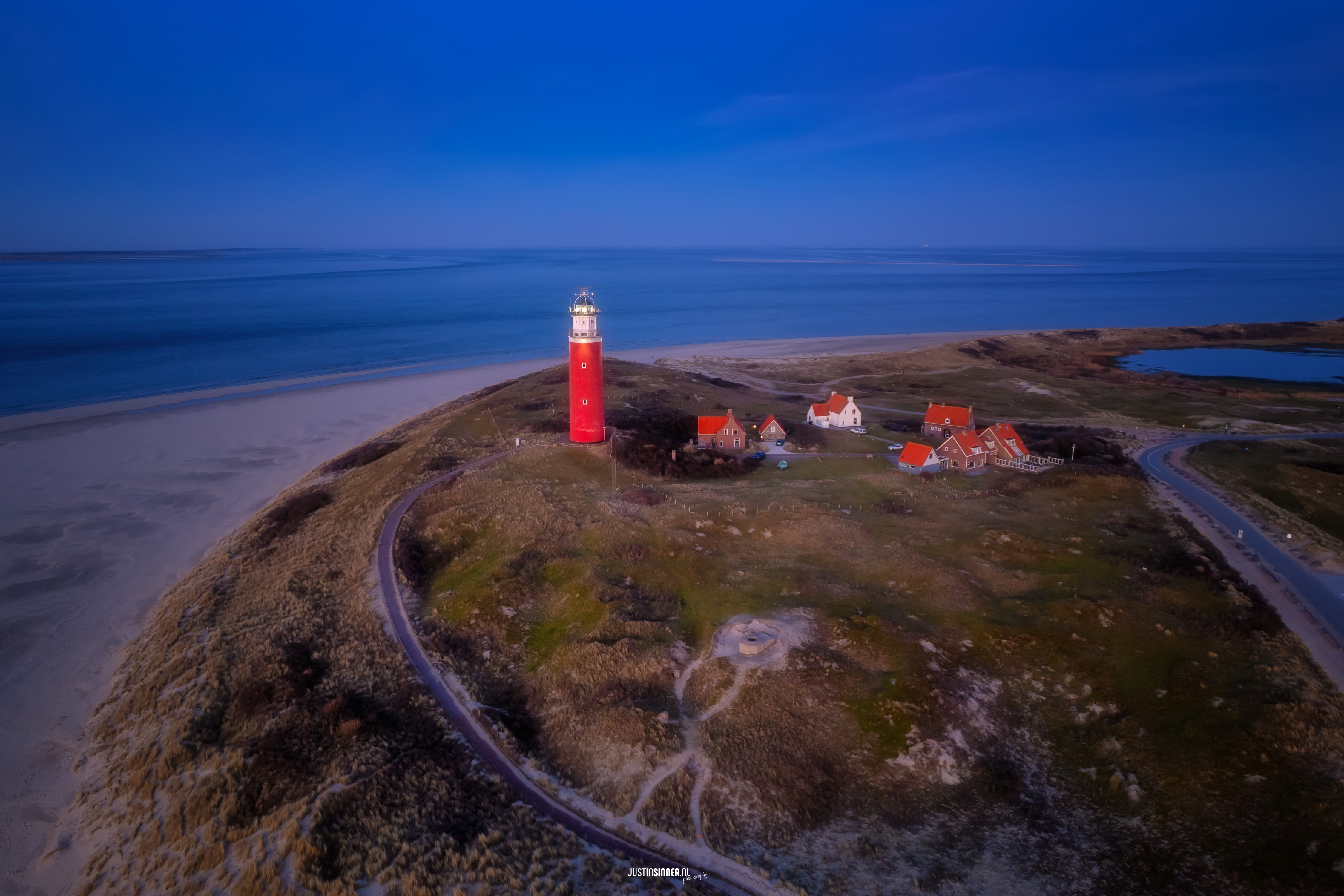 vuurtoren-tijdens-het-blauwe-uurtje