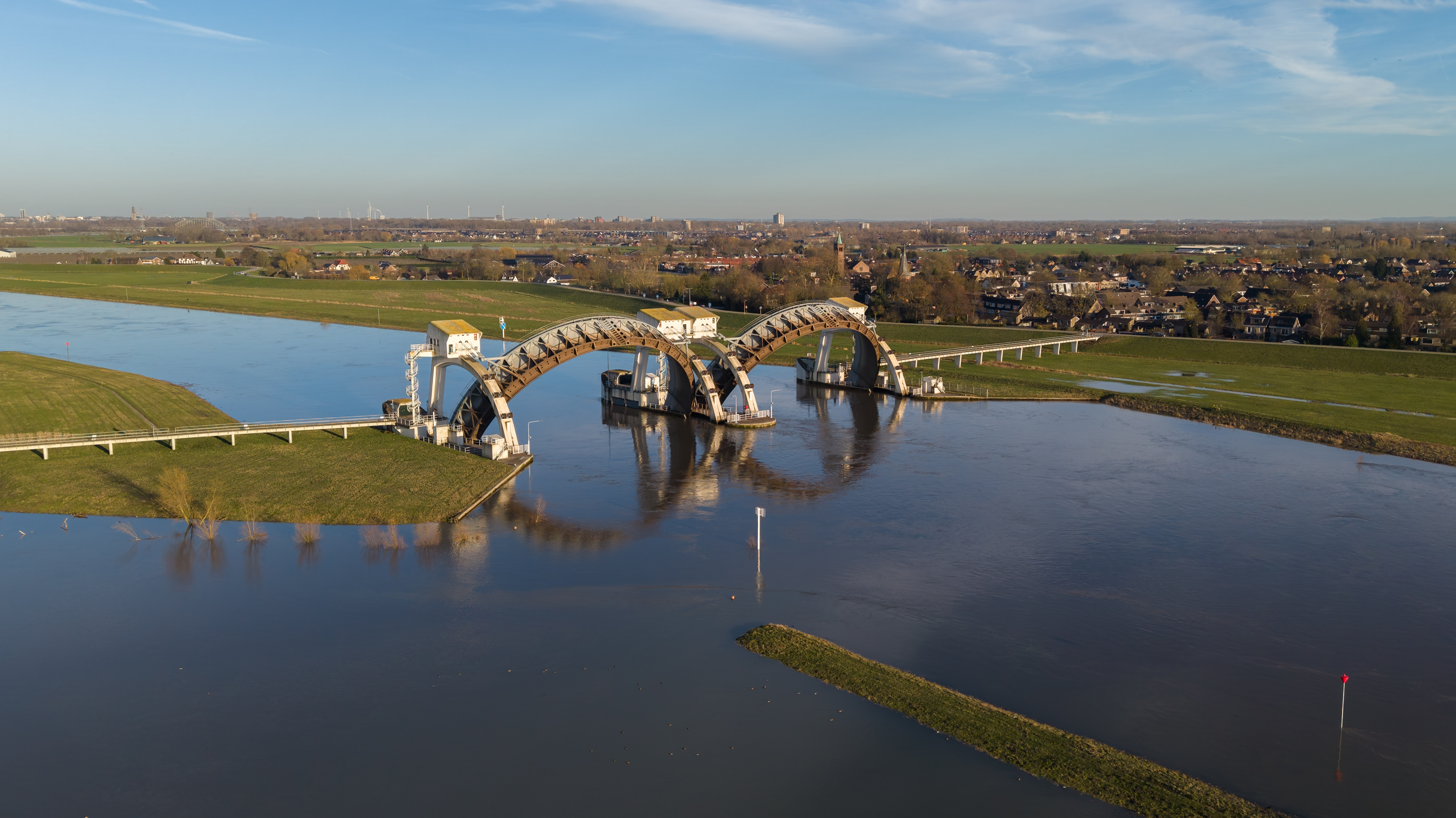 hoogwater-bij-het-stuw-en-sluizencomplex-in-de-nederrijn-bij-driel-gld