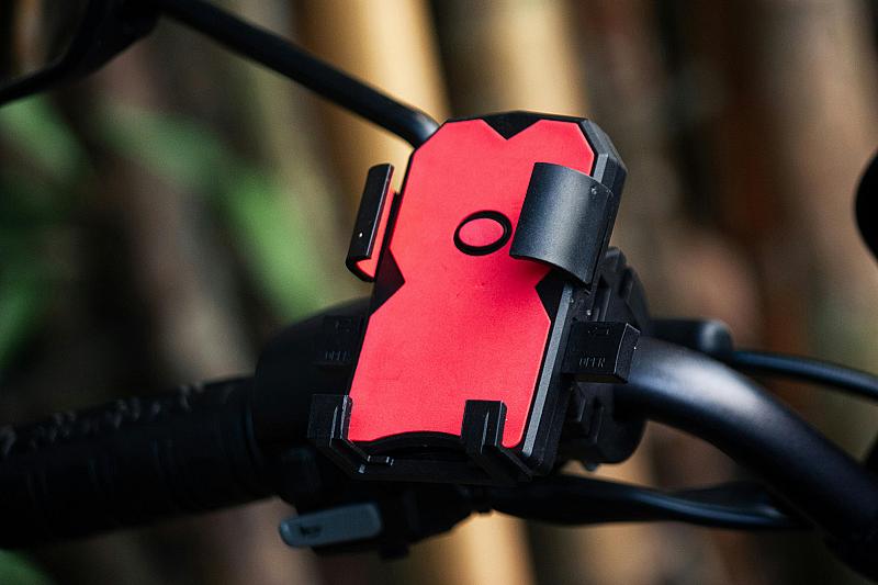 quad-lock-op-de-motor-wanneer-trilt-je-telefoon-los