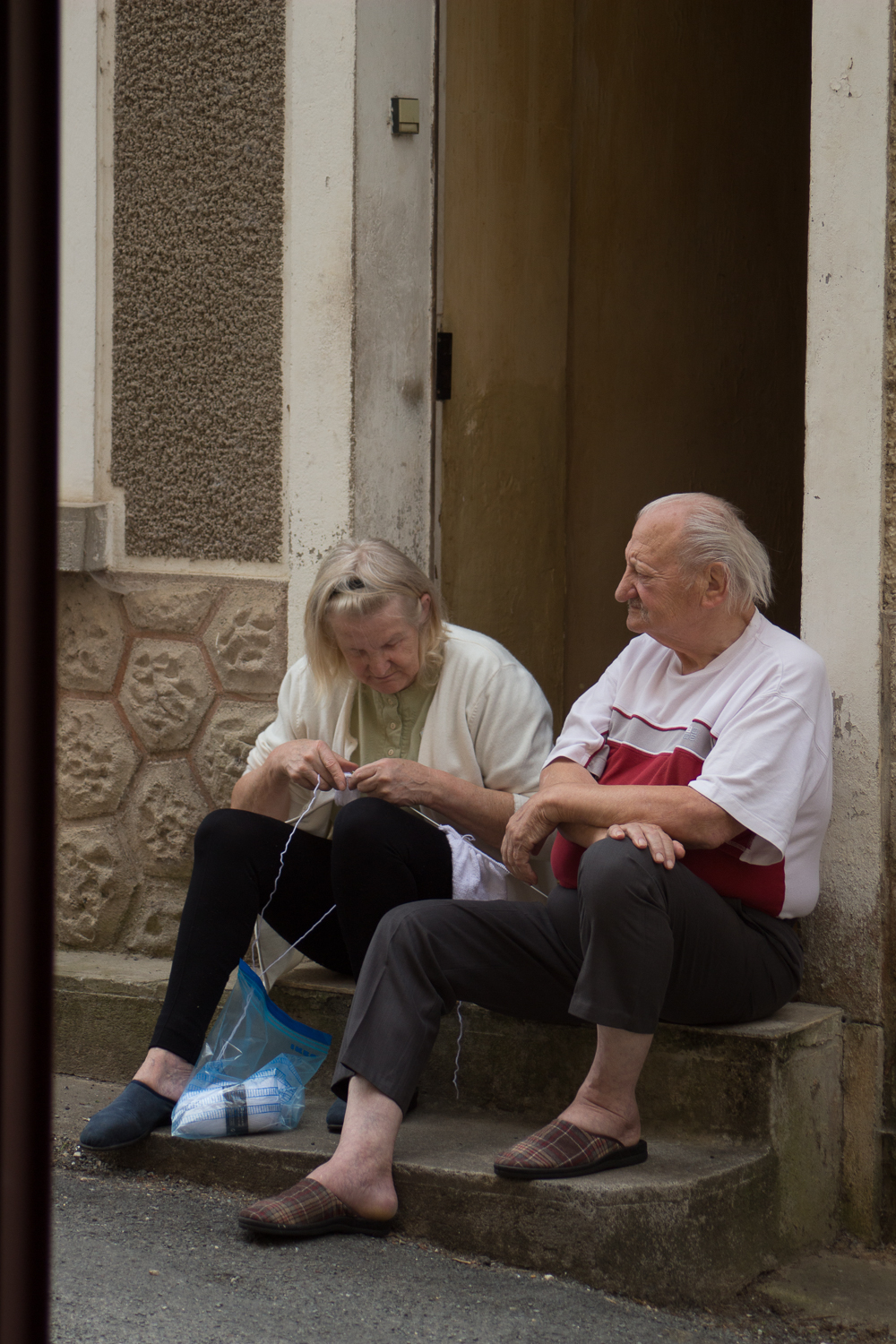 sociaal-zwakkeren-op-hun-stoepje-limeuil-frankr