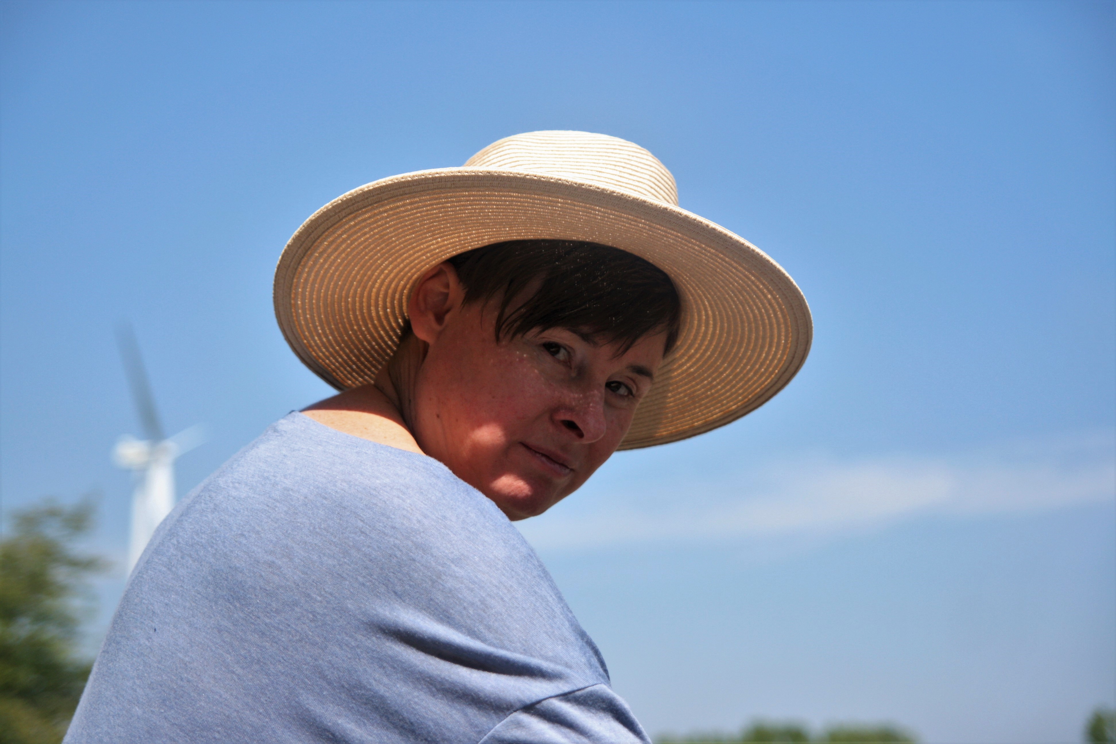 de-vrouw-met-de-strooie-hoed-op-een-warme-zomerdag-0