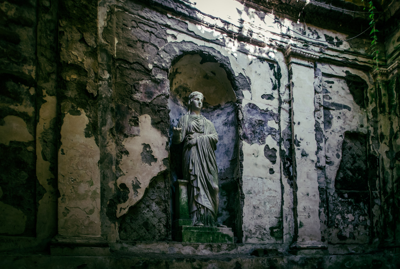 standbeeld-in-grot-kasteeltuin-in-caserta-italia