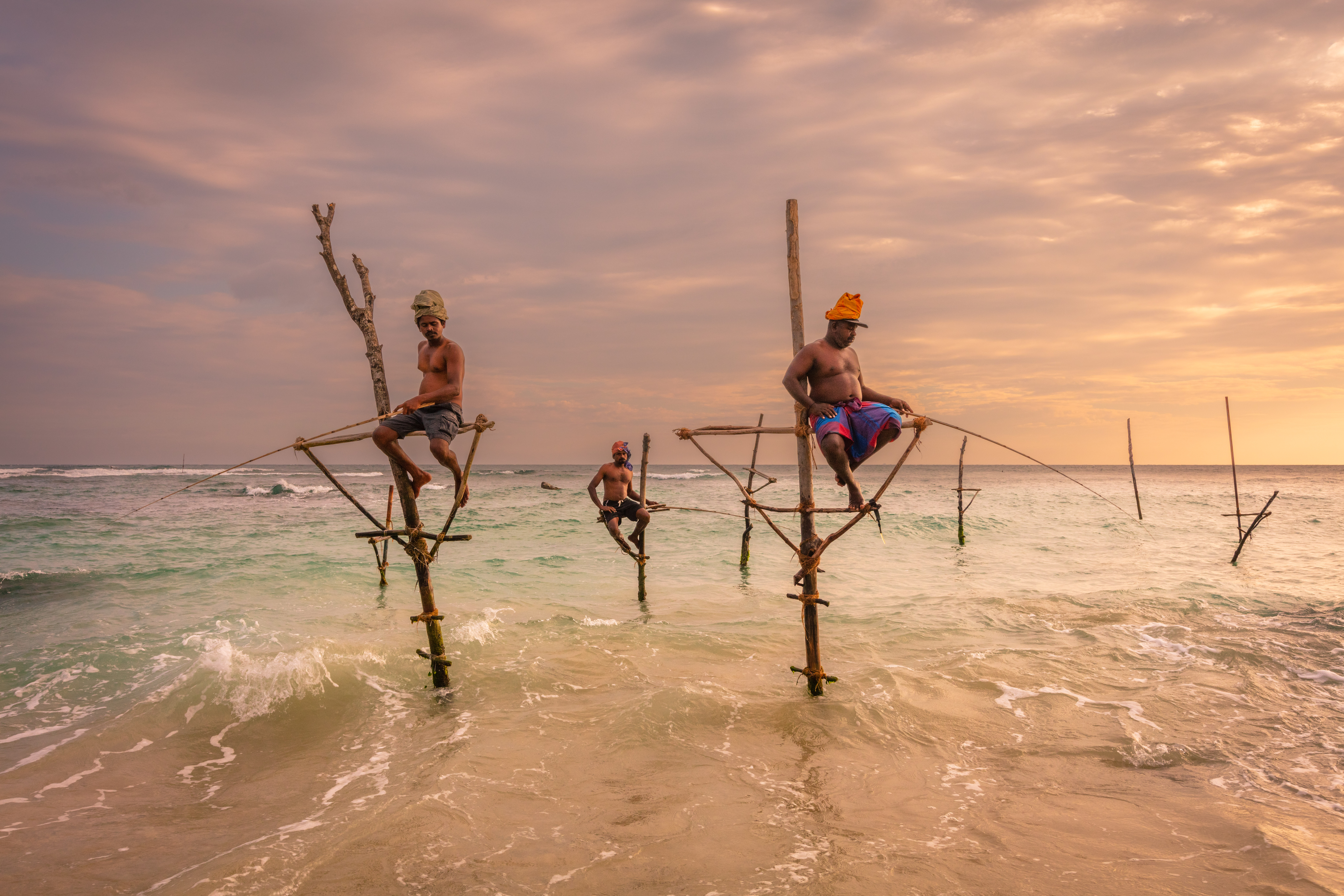 paalvissers-bij-zonsondergang