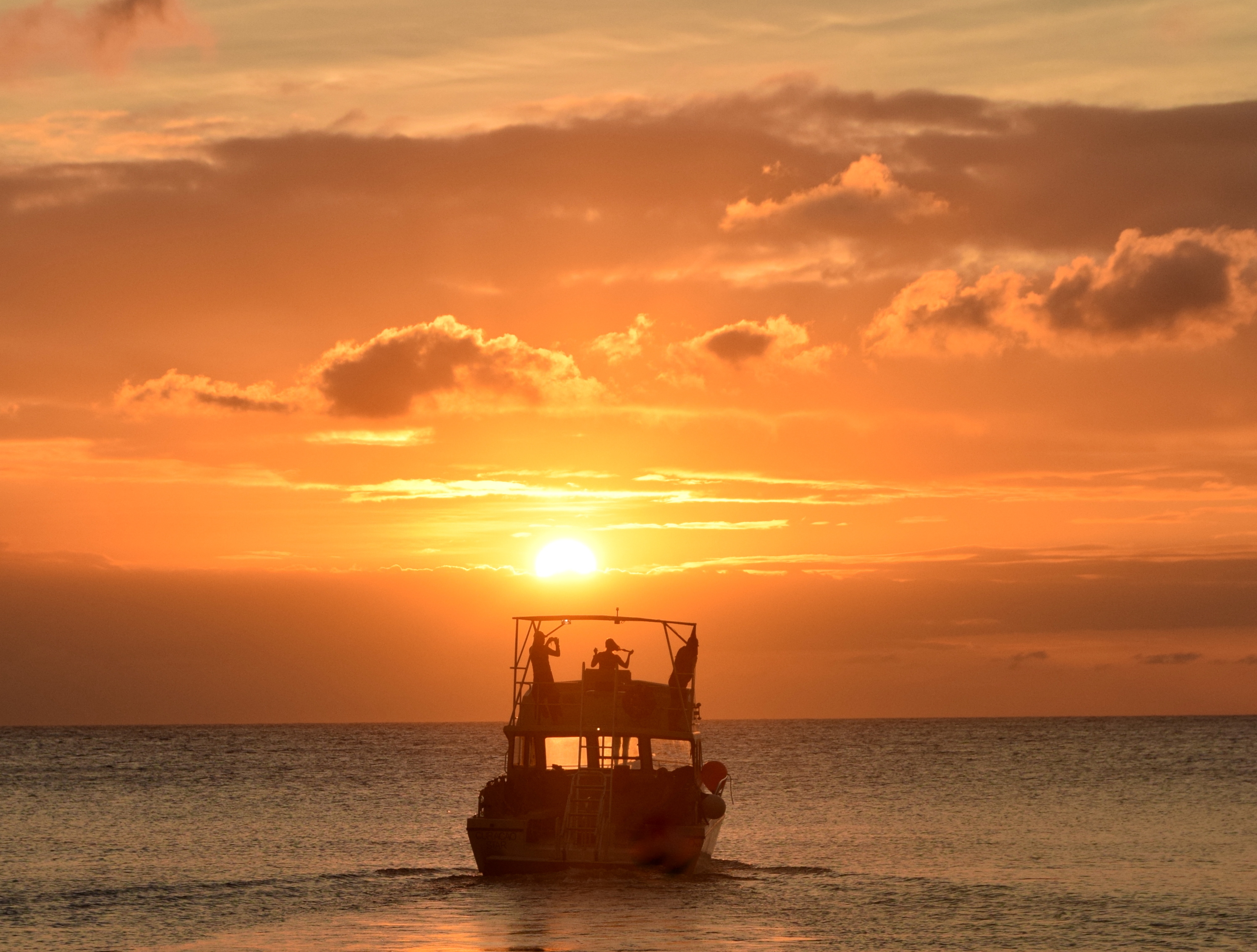 de-prachtige-ondergaande-zon-tegemoet