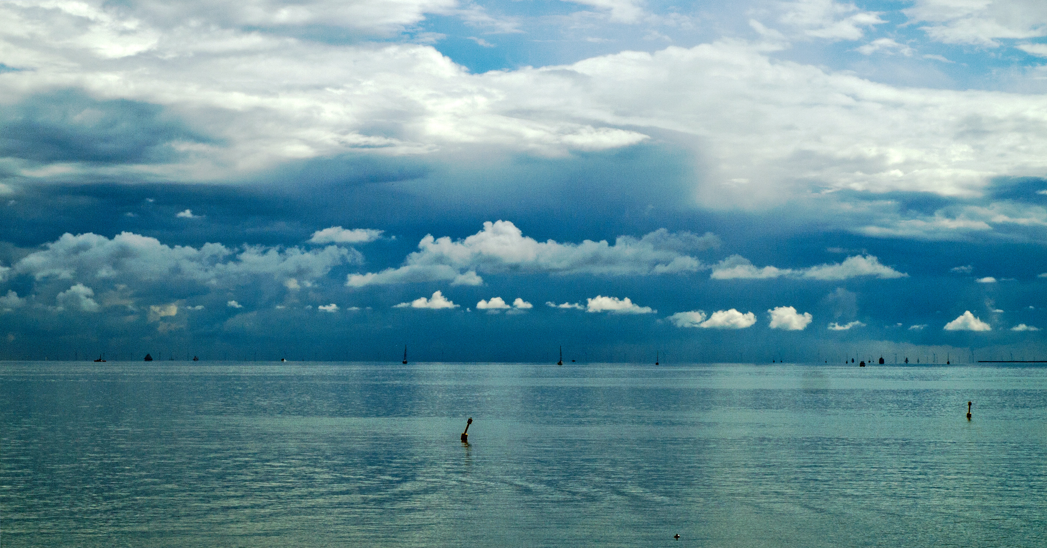 wolken-raken-water-of-andersom