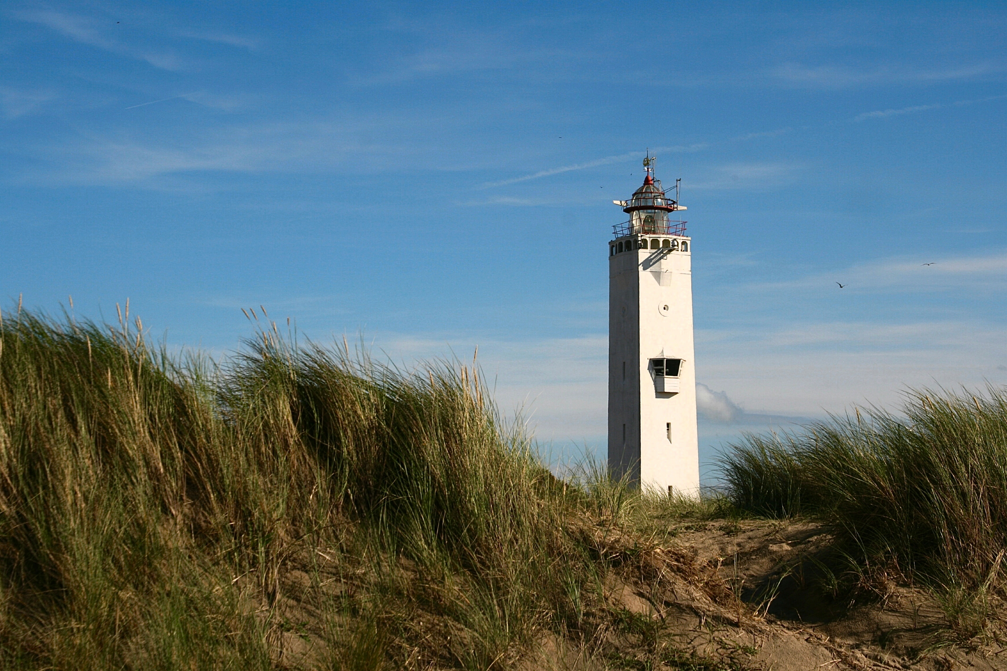 noordwijkse-vuurtoren-achter-de-duinen