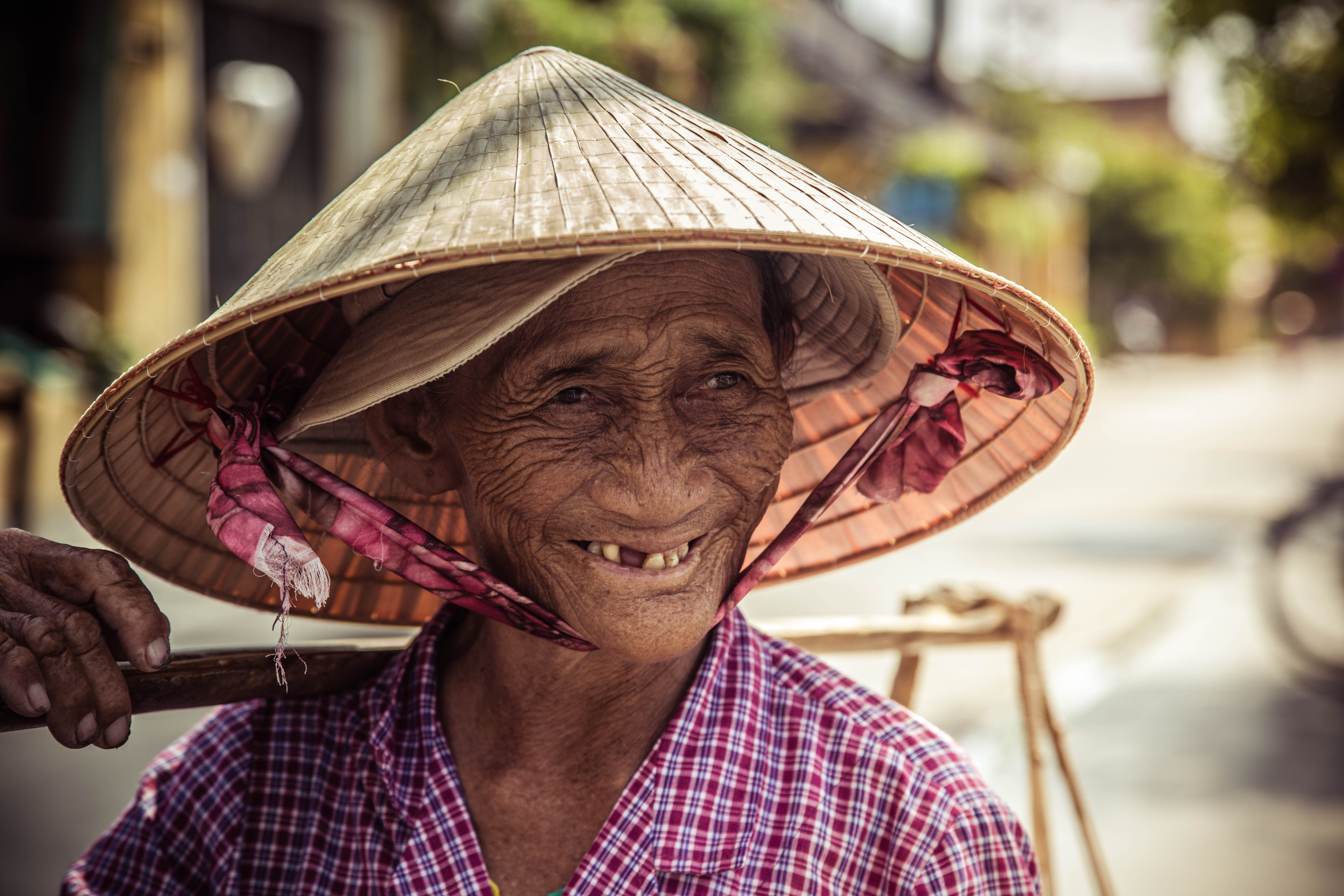 hoi-ann-banana-woman-vietnam