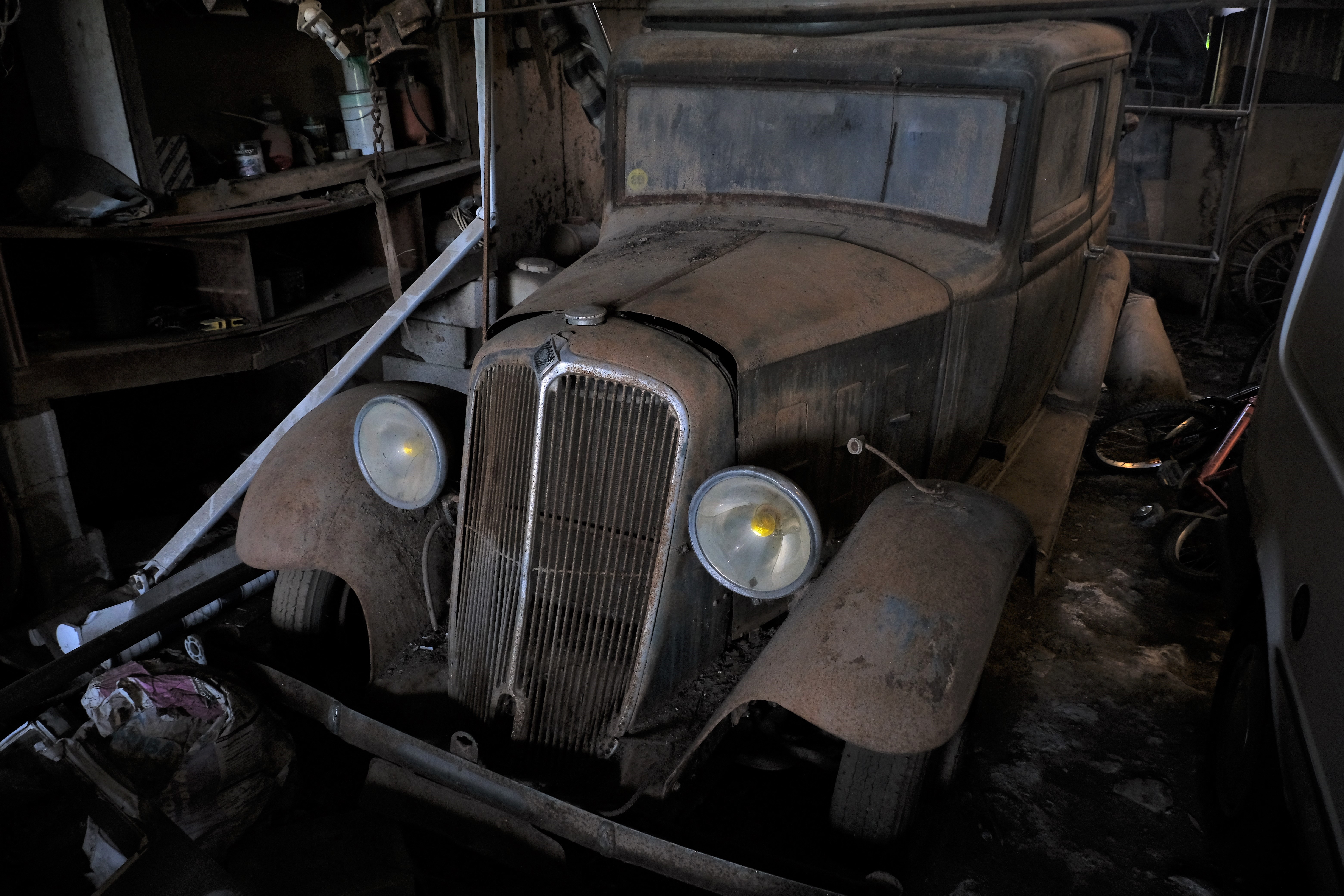 oude-renault-in-franse-boerenschuur