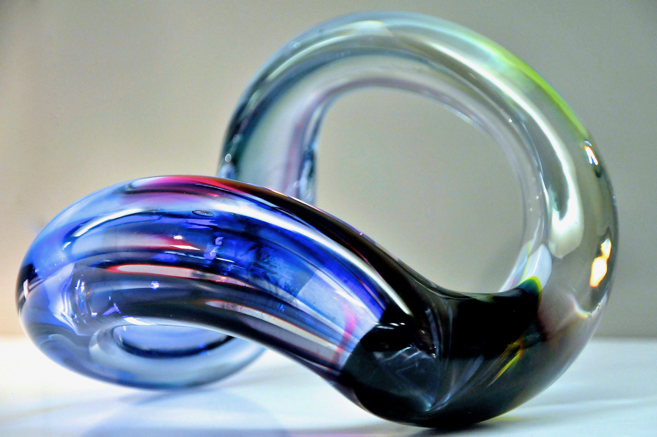 tubular-in-coloured-glas-museum-leerdam-2