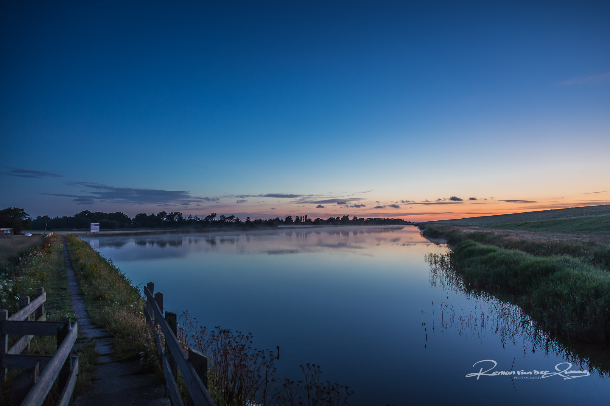 zonsopkomst-over-het-mistige-water