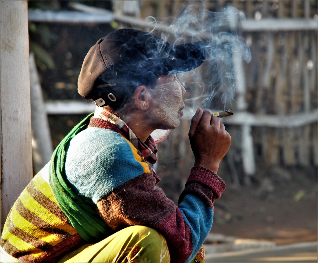 vrouw-rookt-een-cheroot-myanmar