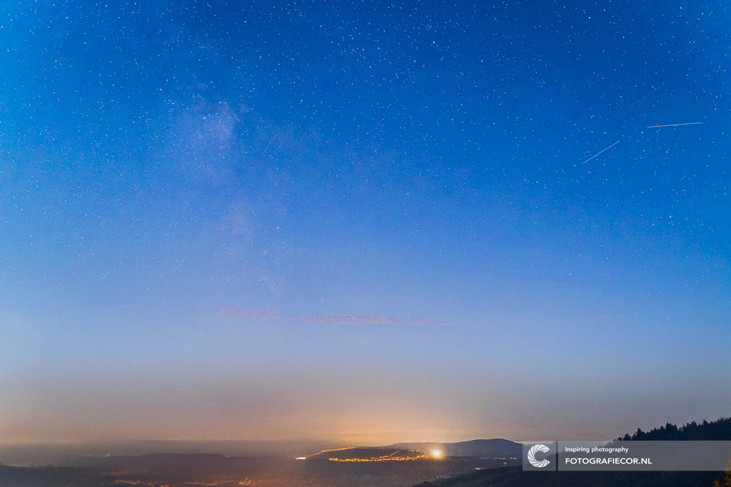 astrofotografie-melkweg-en-lichtvervuiling-boven-bergen-en-vallei