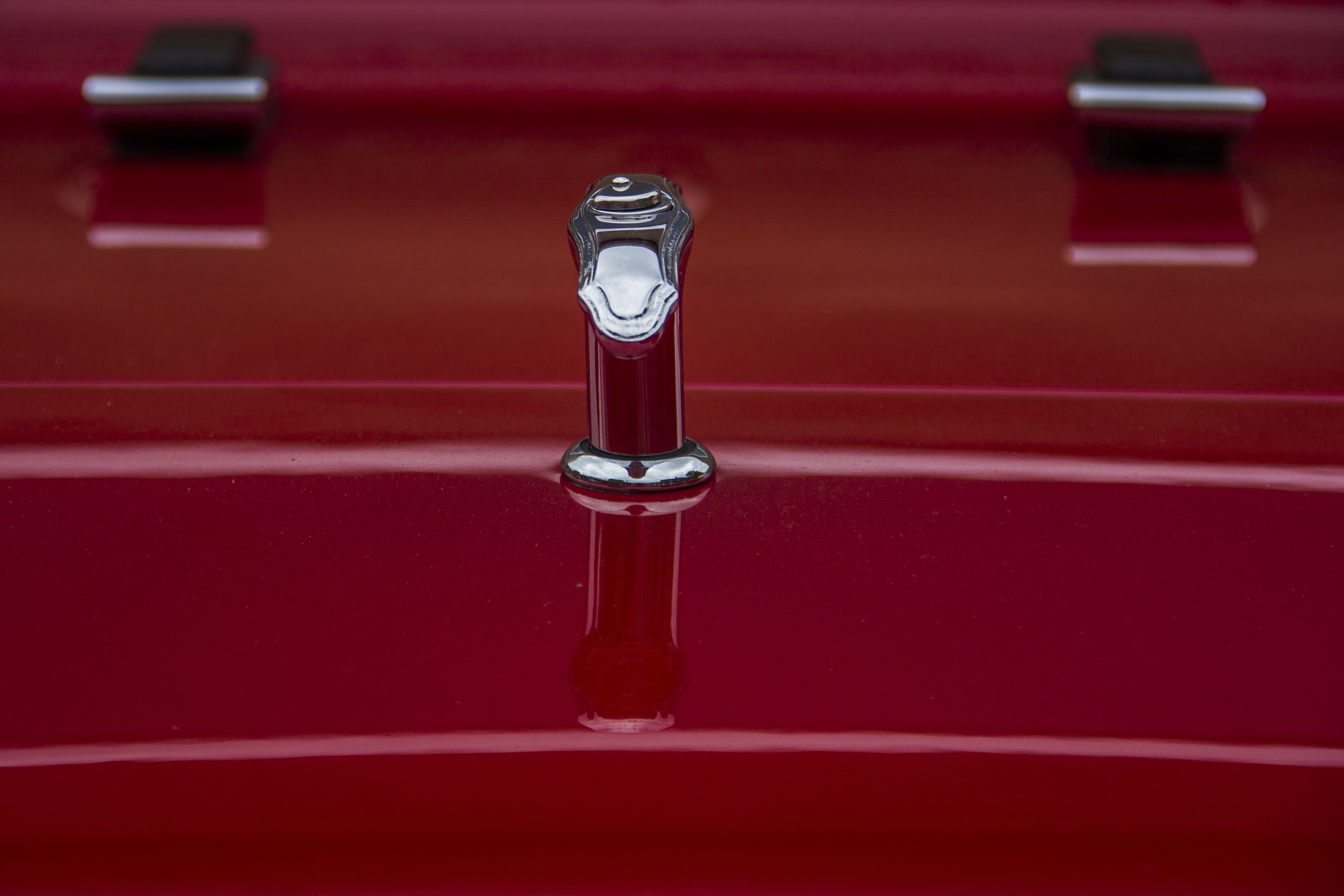 minimalisme-van-een-auto-embleem