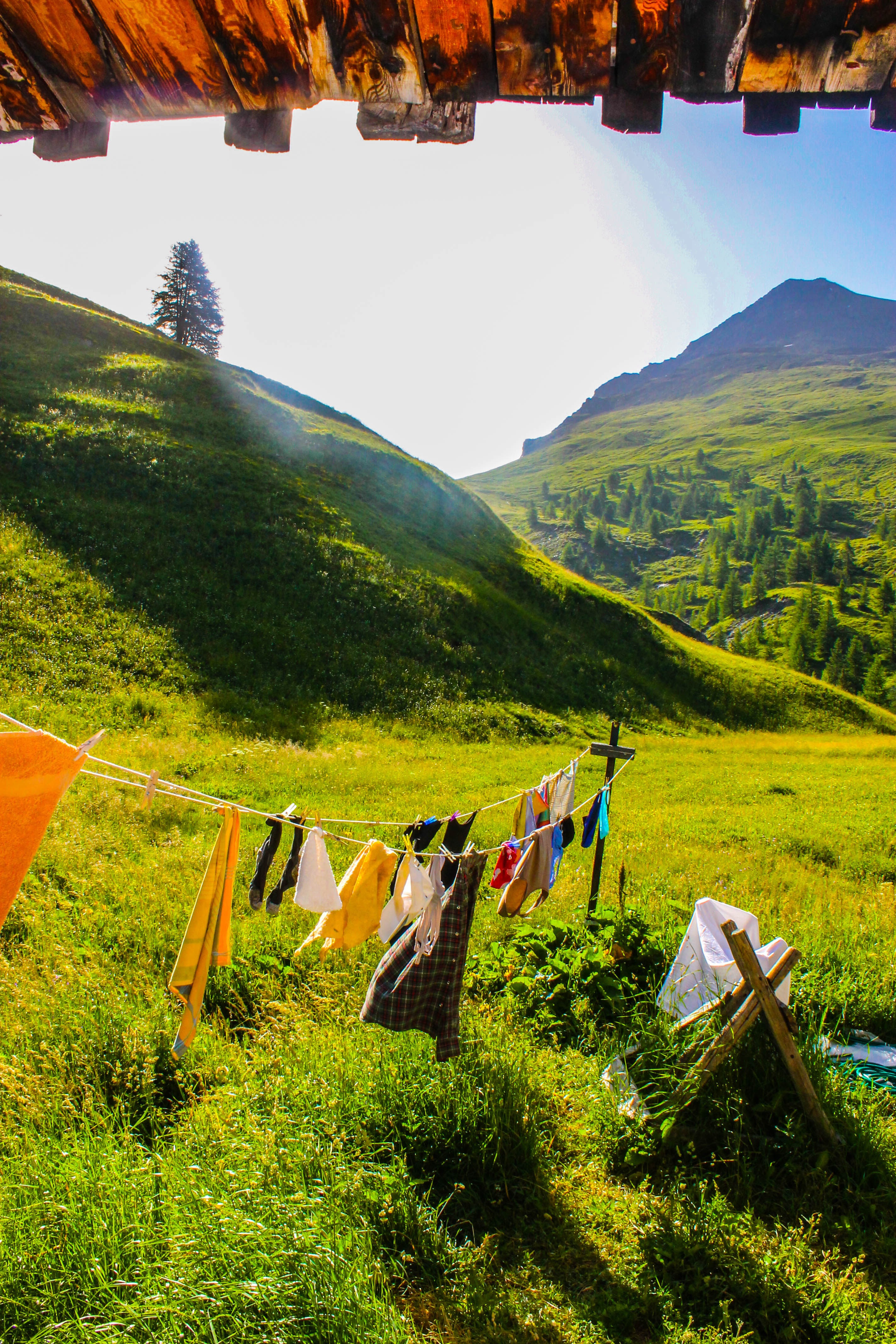 idyllisch-beeld-van-drogende-was-in-de-zon