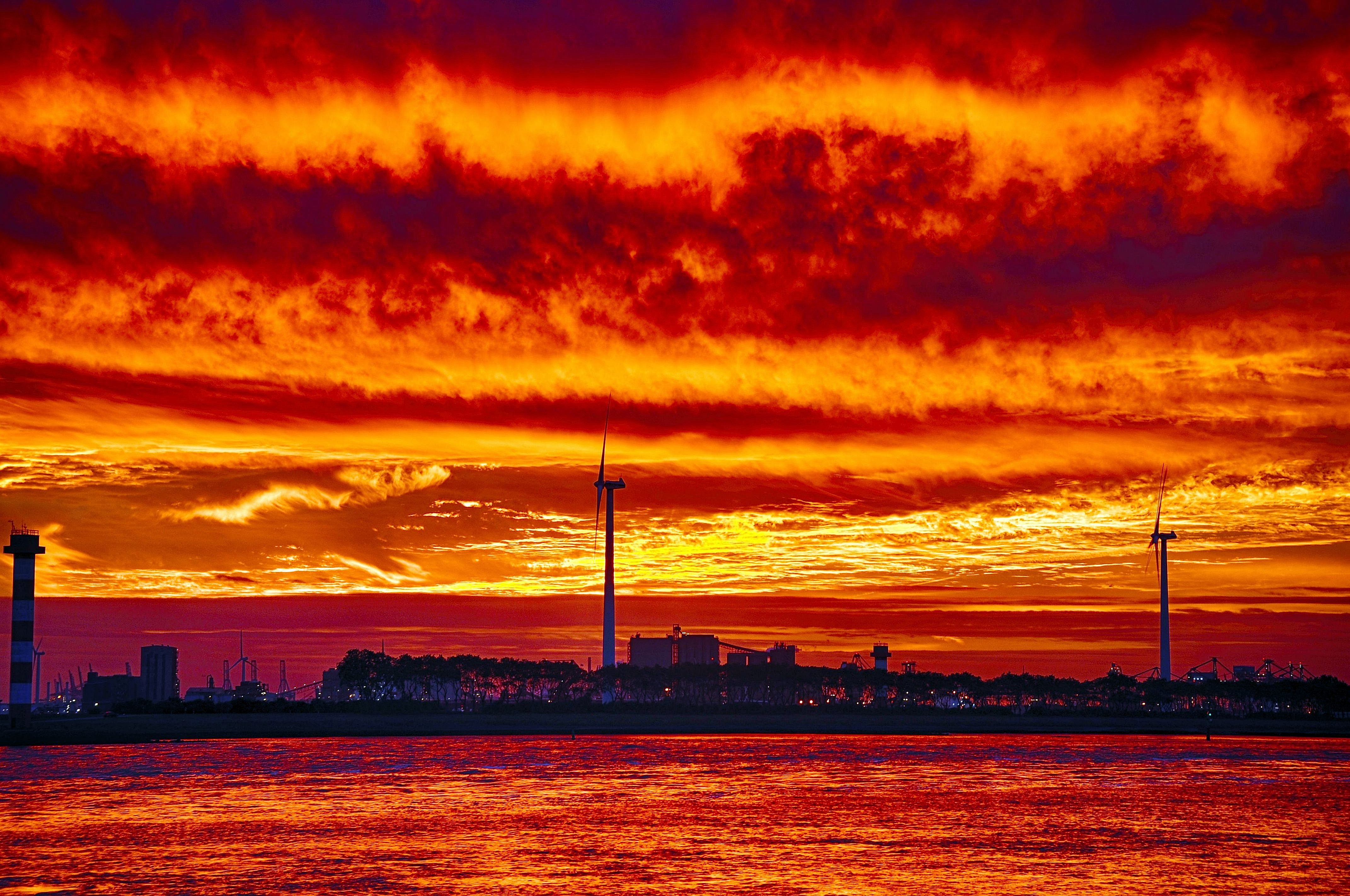 zon-onder-met-vuur-en-vlam