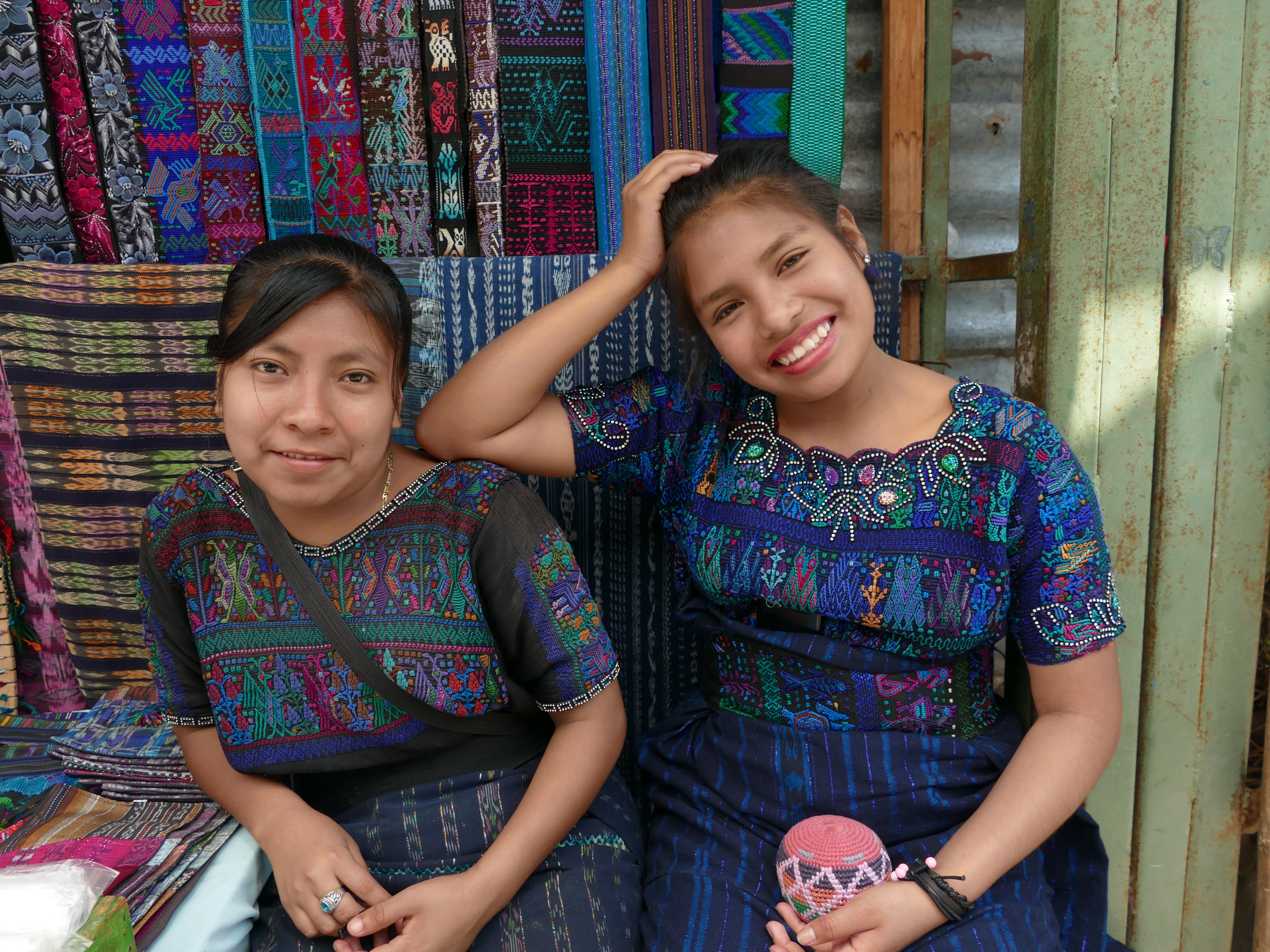 verkoopsters-in-santa-caterina-palopo-guatemala