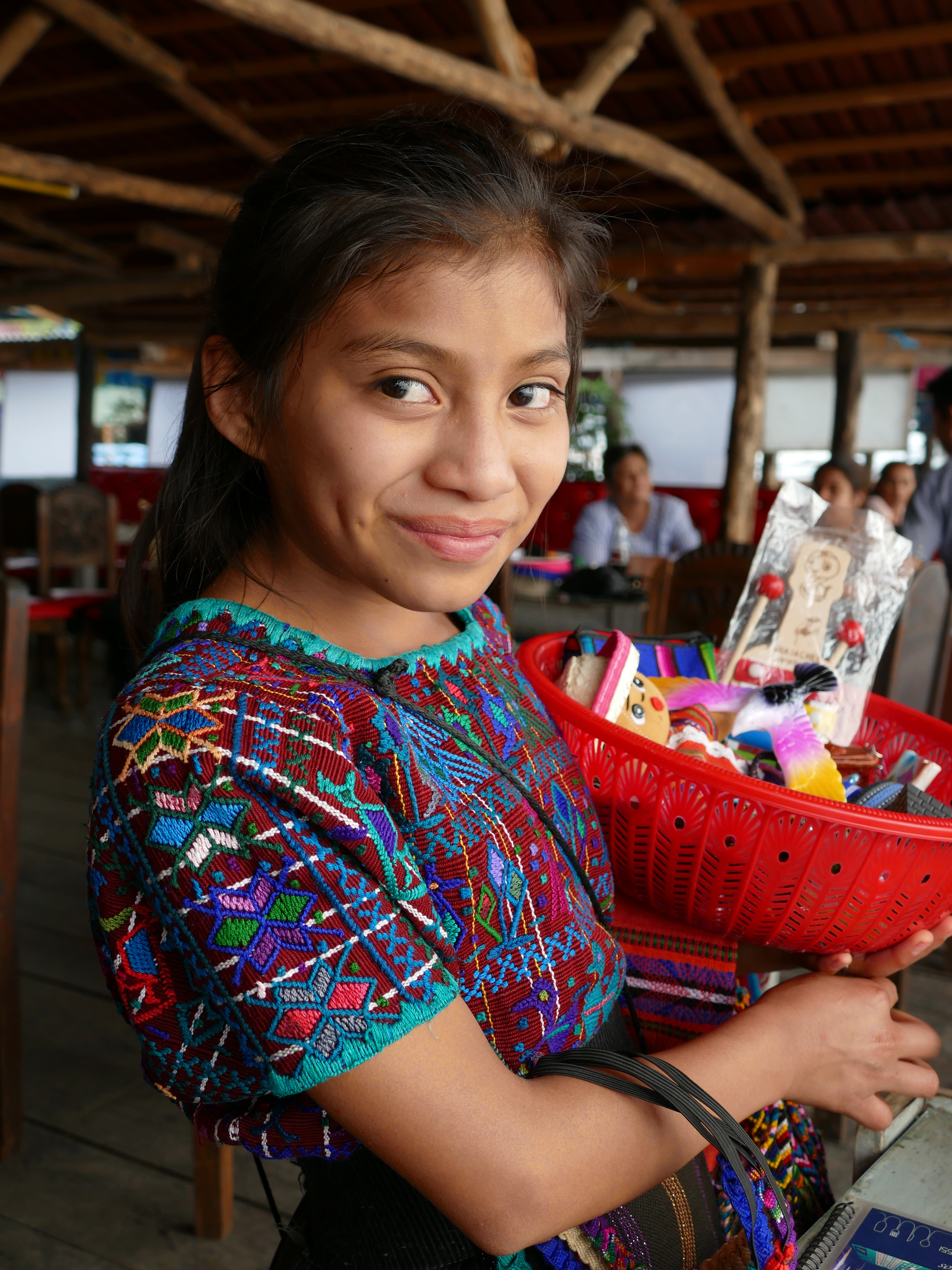 jonge-verkoopster-in-panajachel-guatemala