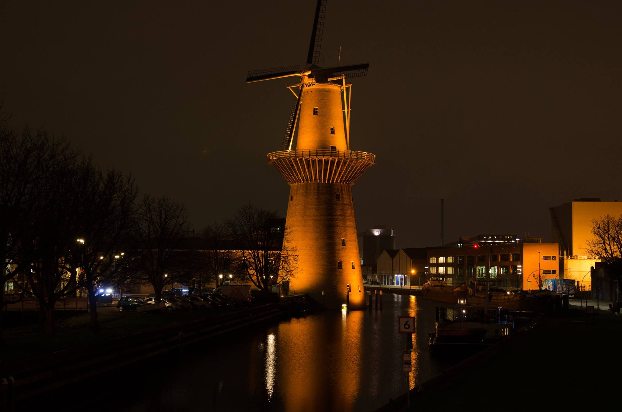 schiedamse-molen-in-de-nacht