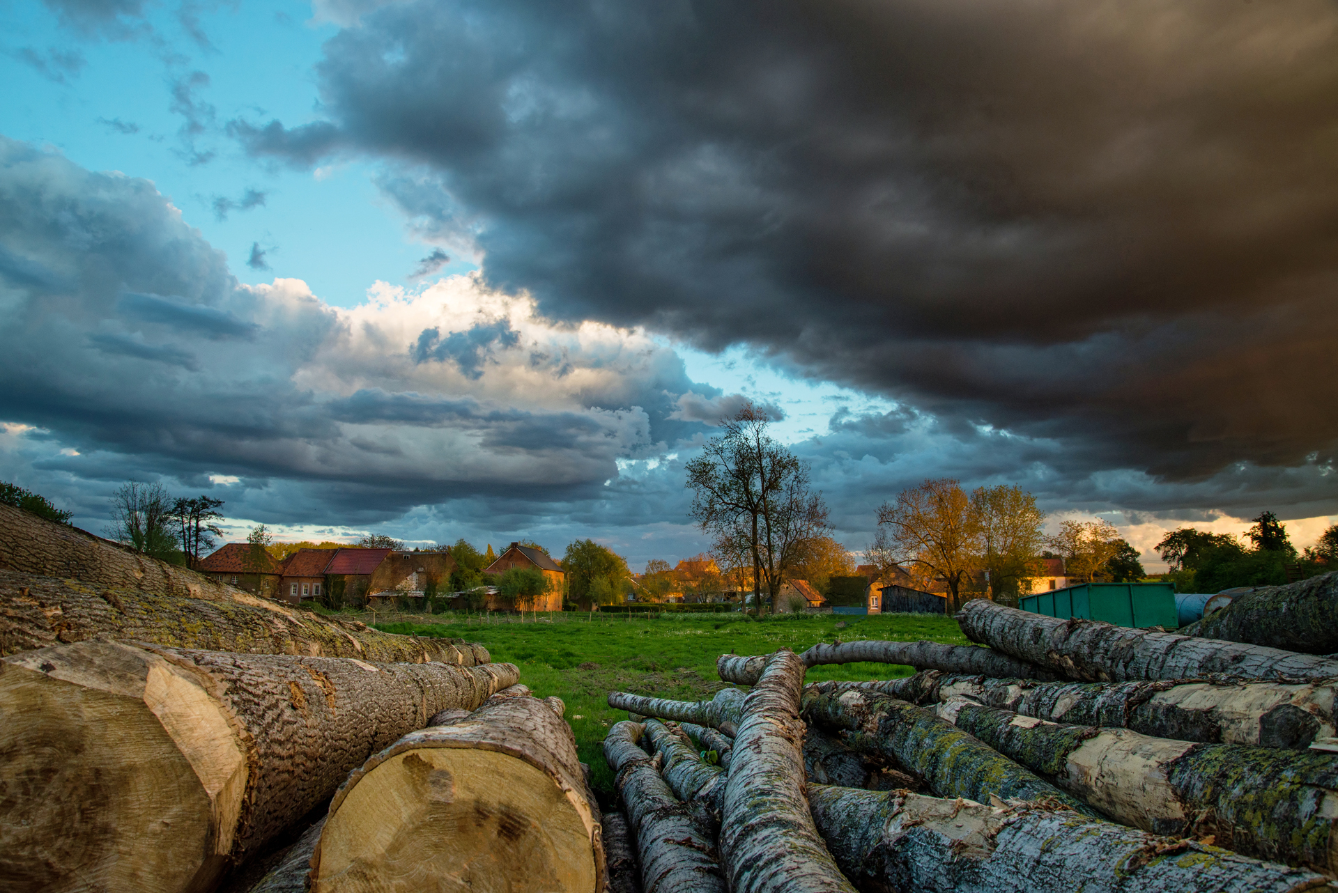 dorpsgezicht-met-naderende-onweersbui