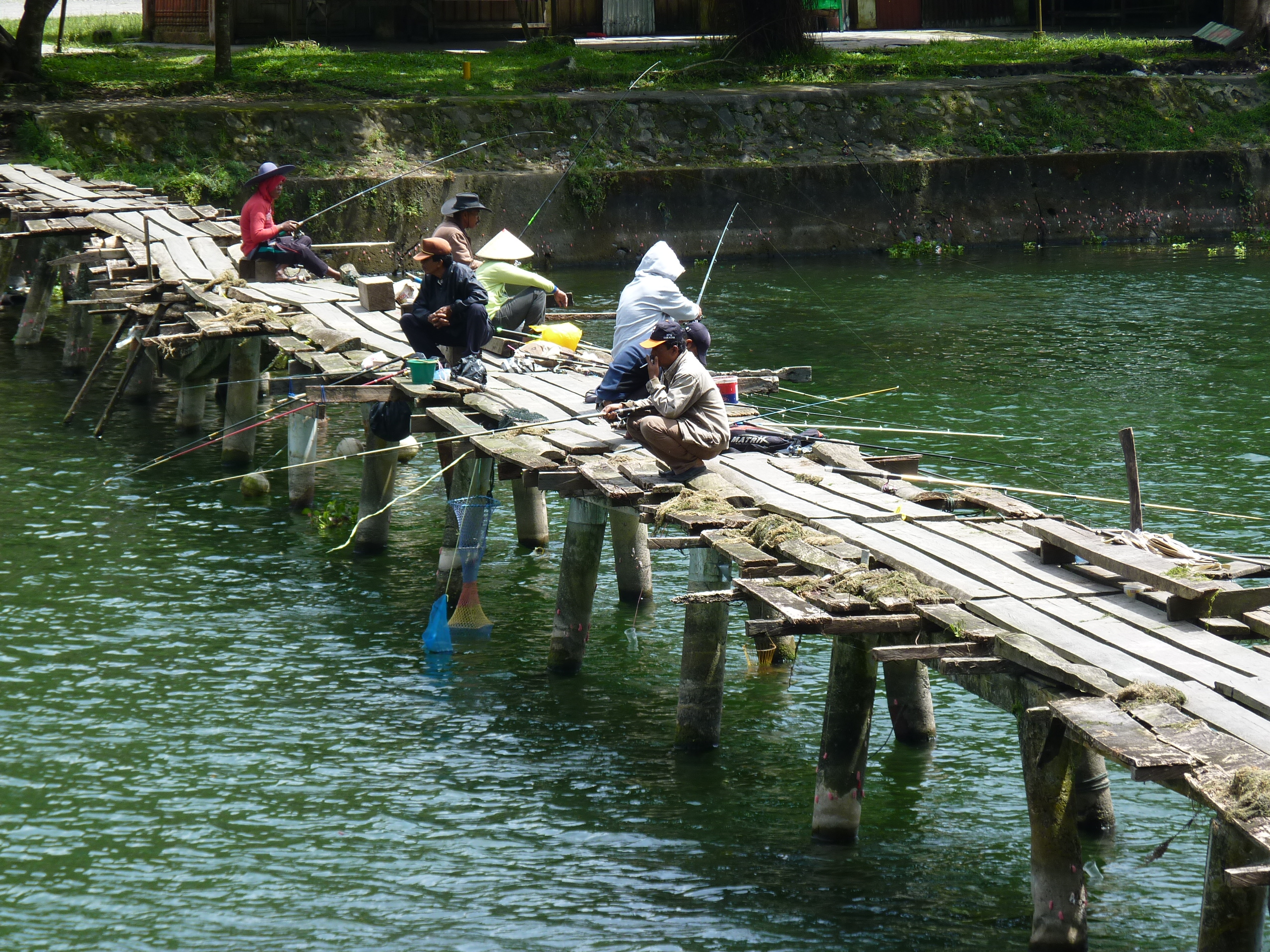 een-brug-over-de-uitloper-van-het-maninjaumeer-in-west-sumatra