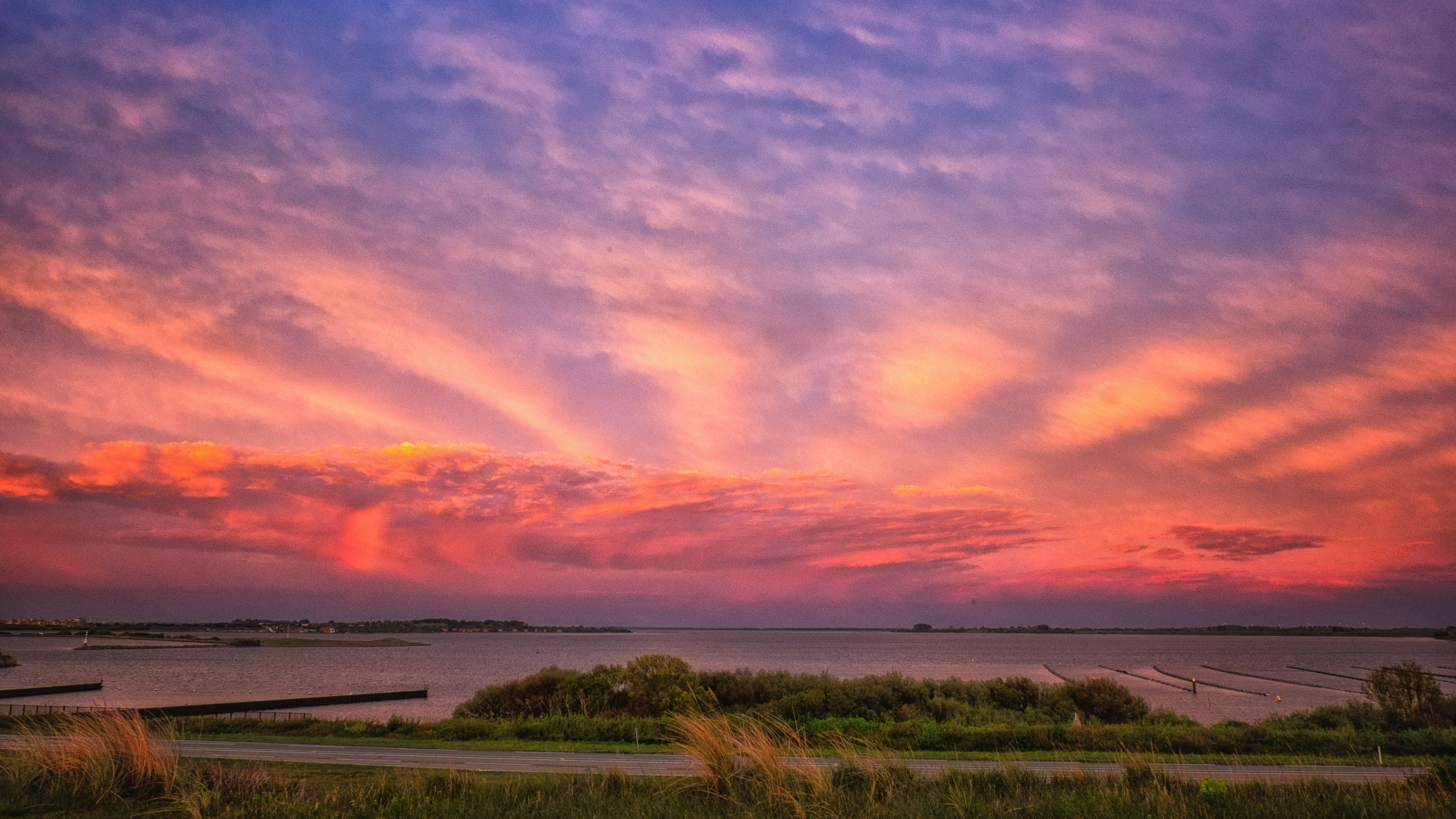 met-mn-rug-naar-de-ondergaande-zon
