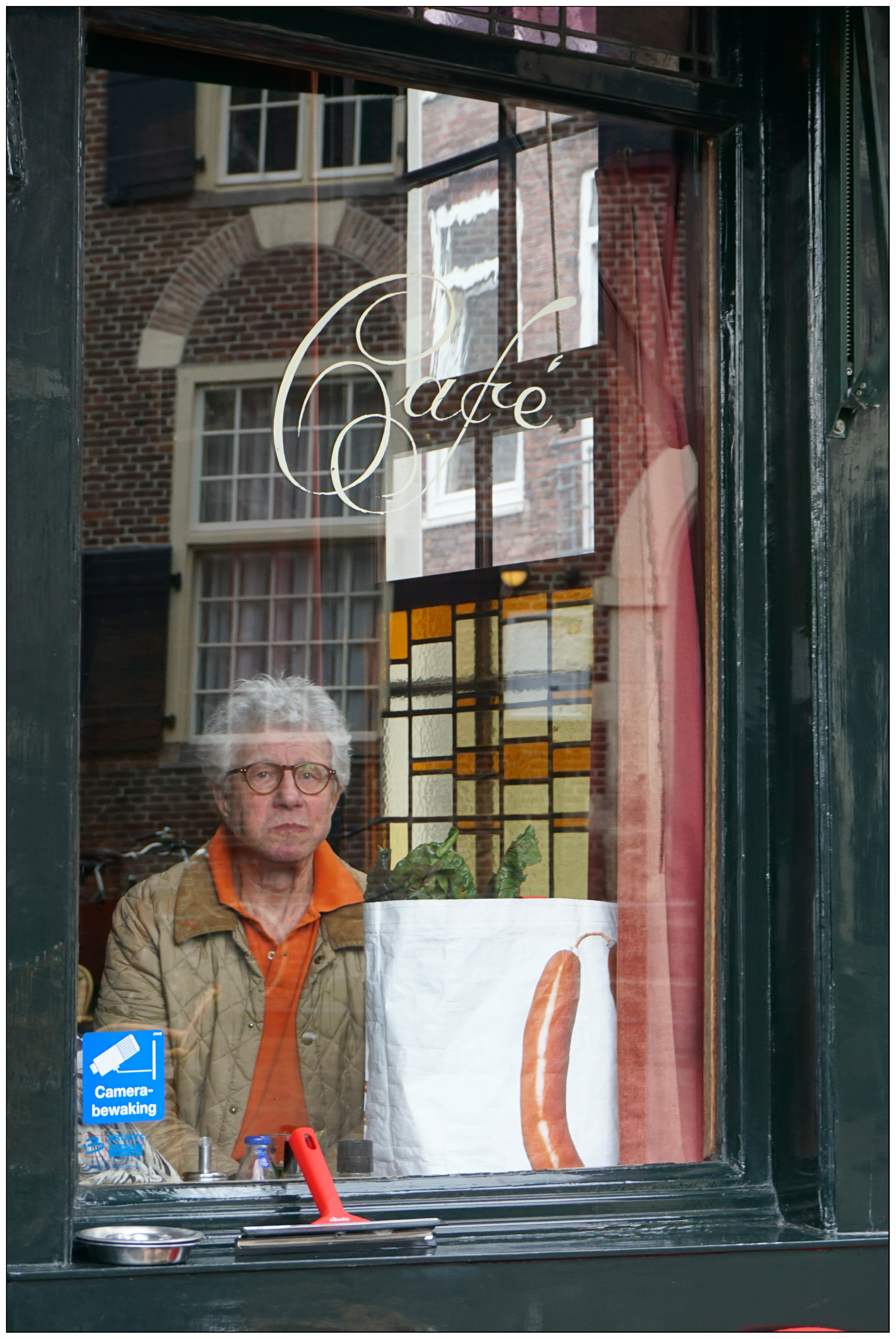 rustig-kijkend-naar-de-noordermarkt-in-amsterdam