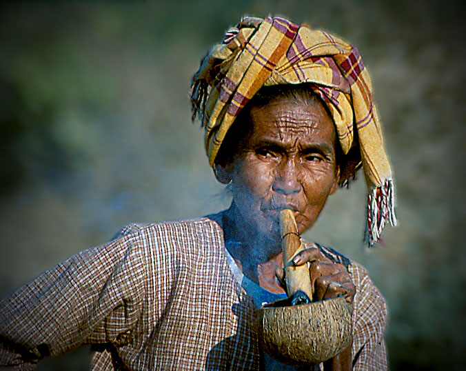 birma-even-pauze-voor-een-sigaartje