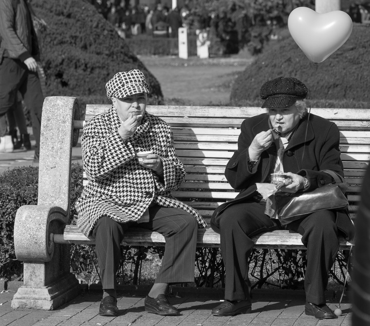 straatfotografie-genieten-van-een-ijsje-in-de-winter