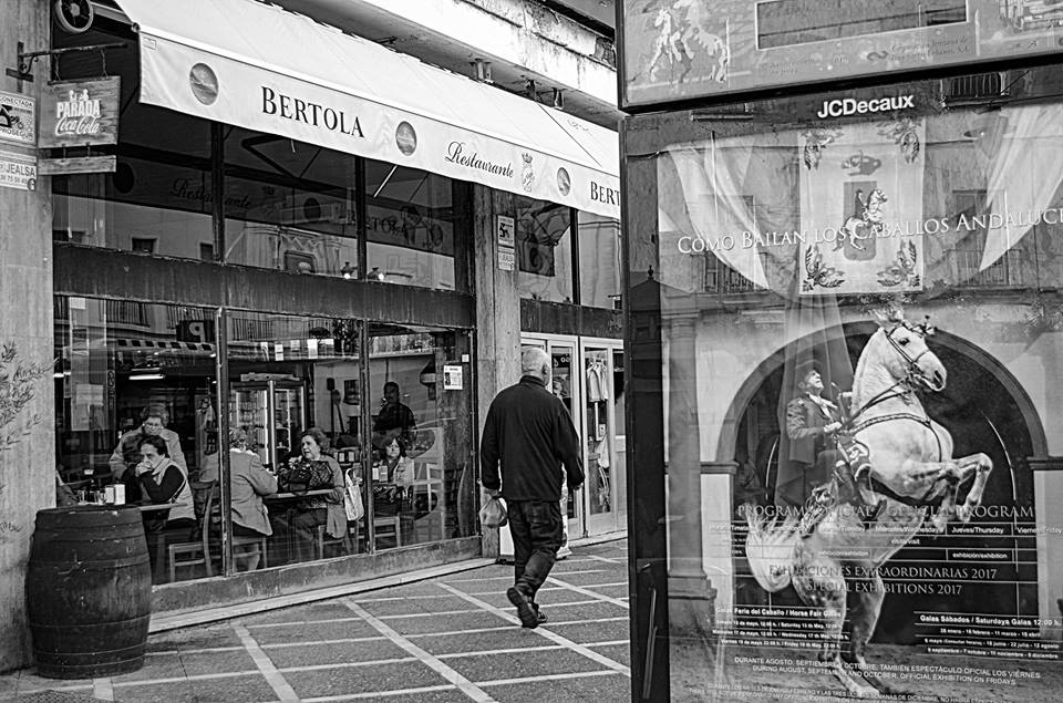 straatfotografie-waiting-for-openinghours-fishmarket