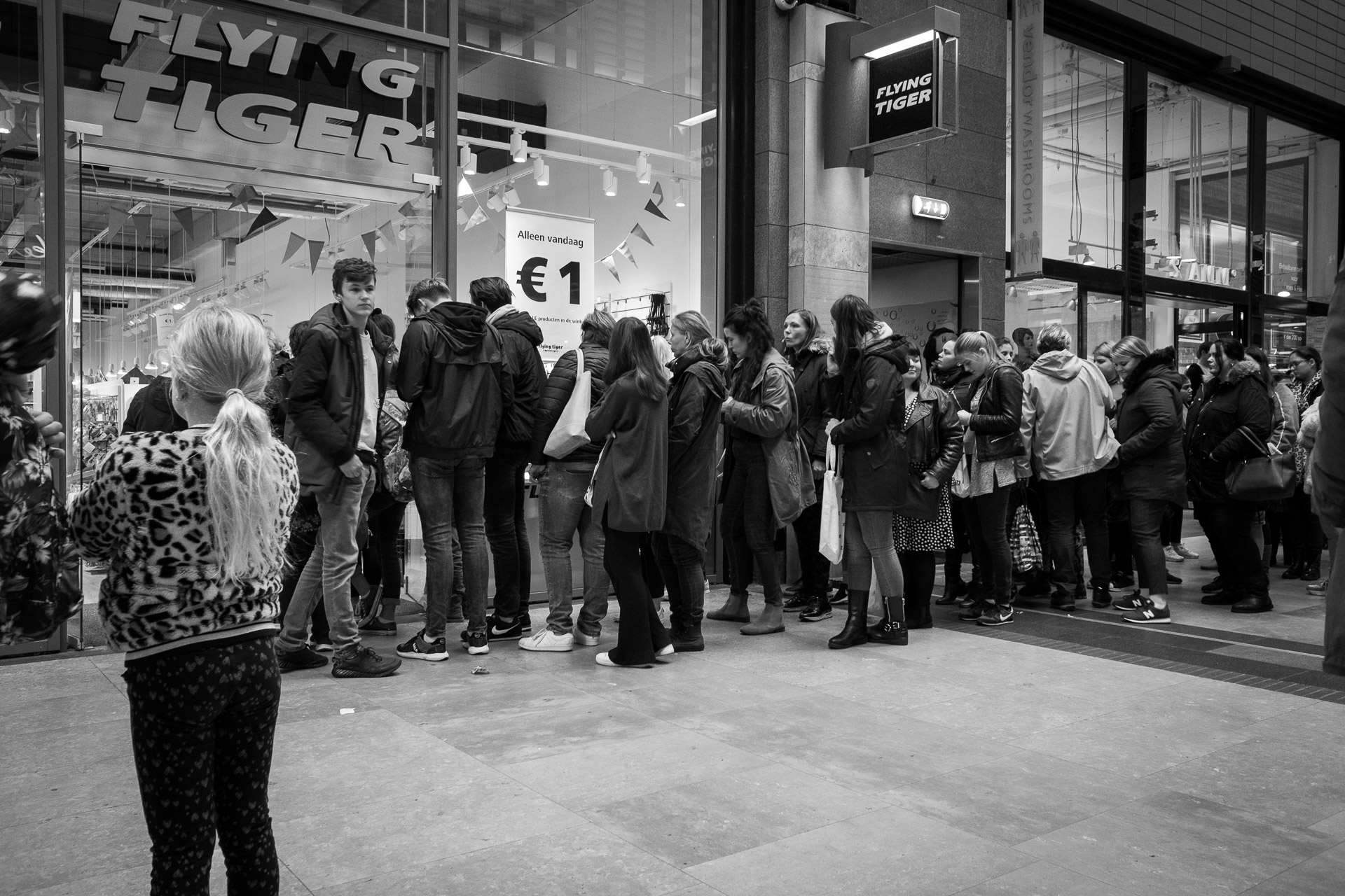 straatfotografie-voor-1-euro-in-de-rij-mij-niet-gezien