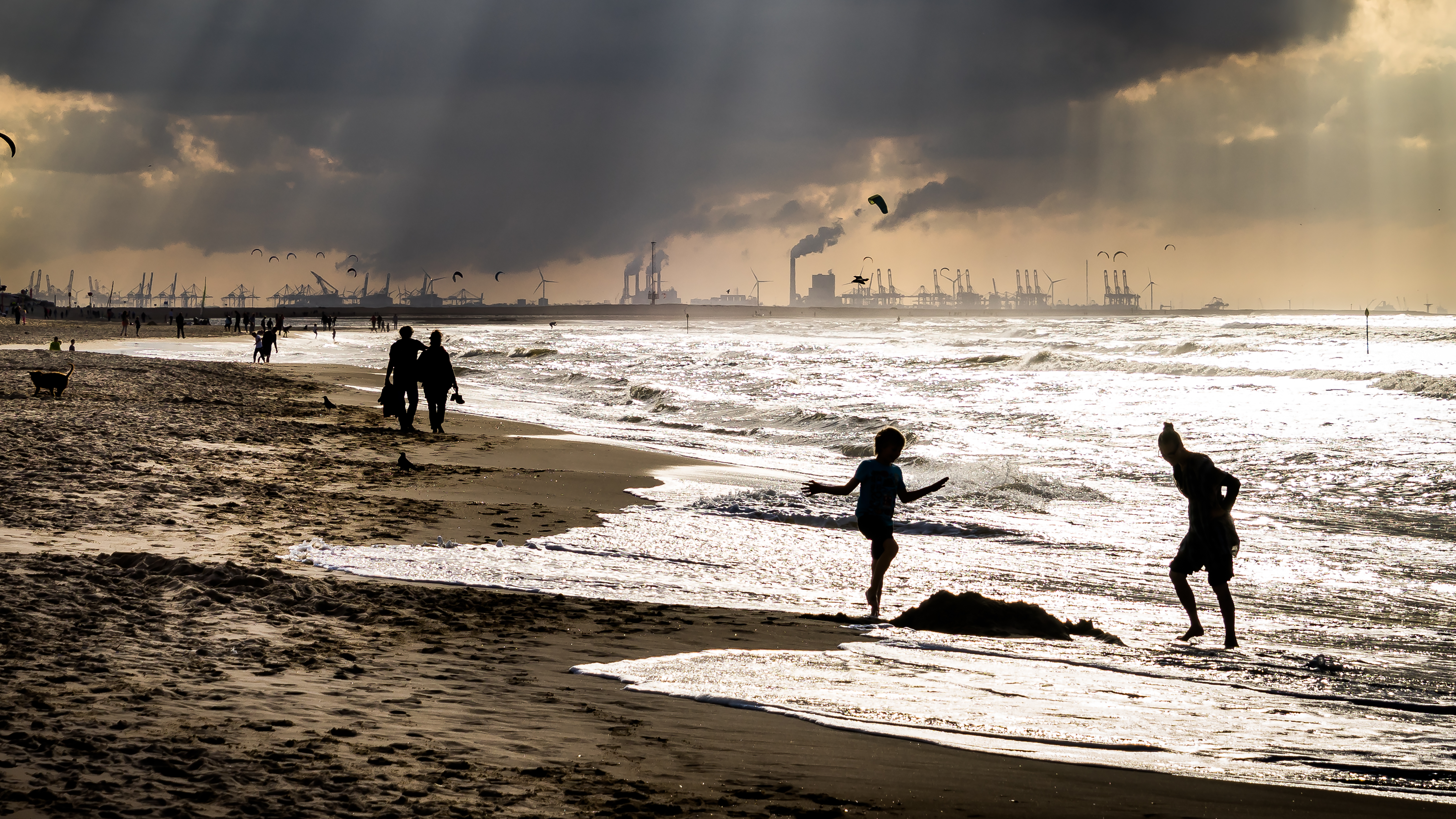 moeder-en-zoon-in-silhouet-raakten-zojuist-hun-zandkasteel-kwijt