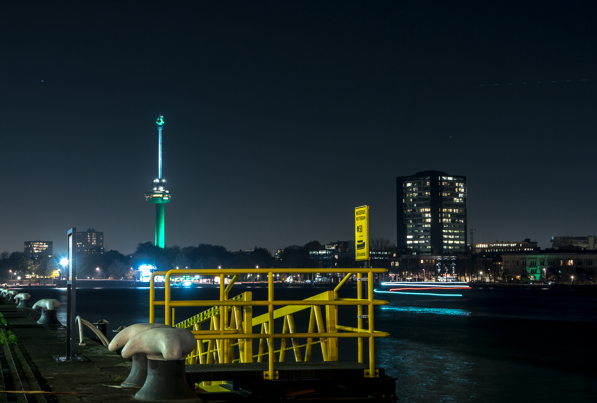 by-night-watertaxi-in-rotterdam