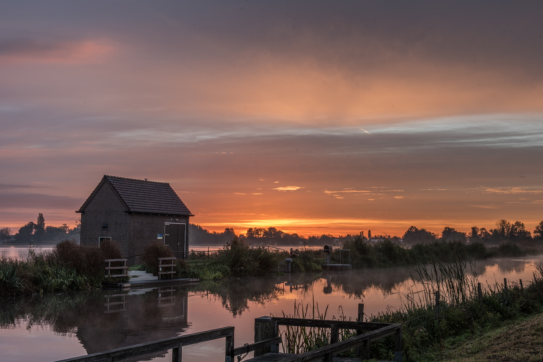 zonsopkomst-over-de-plas