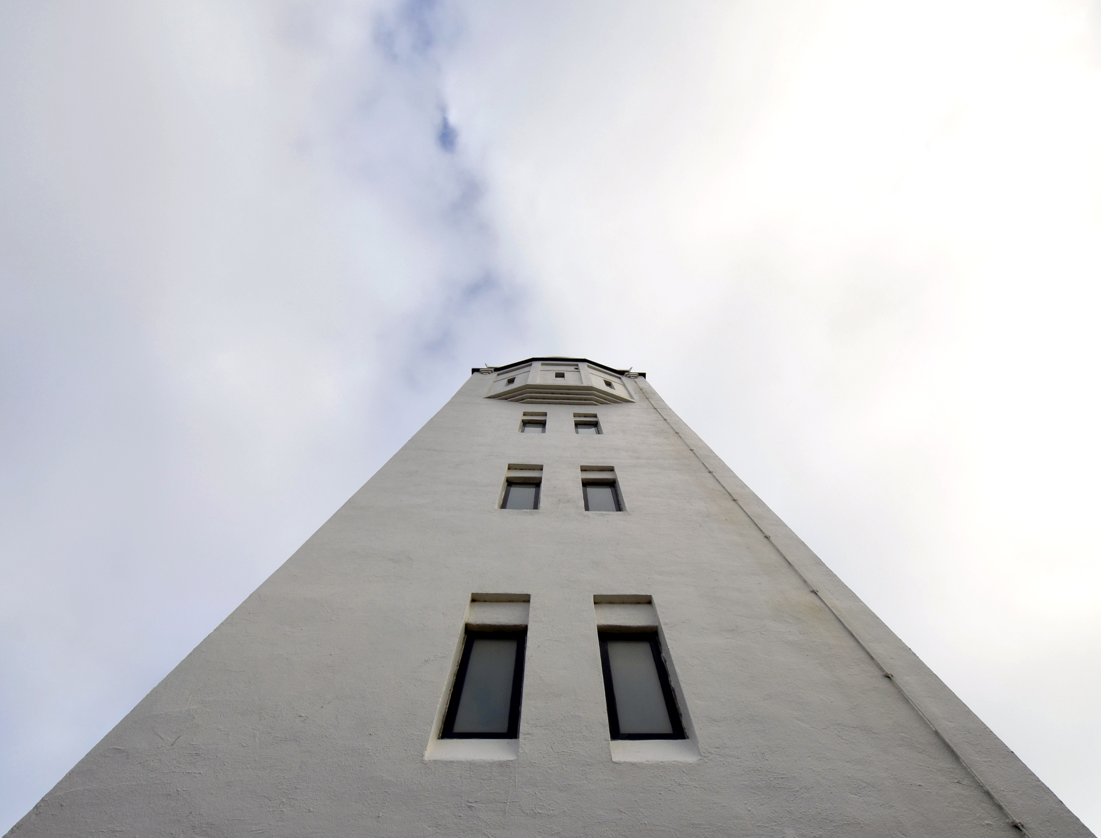 een-blik-omhoog-bij-de-vuurtoren-van-harlingen