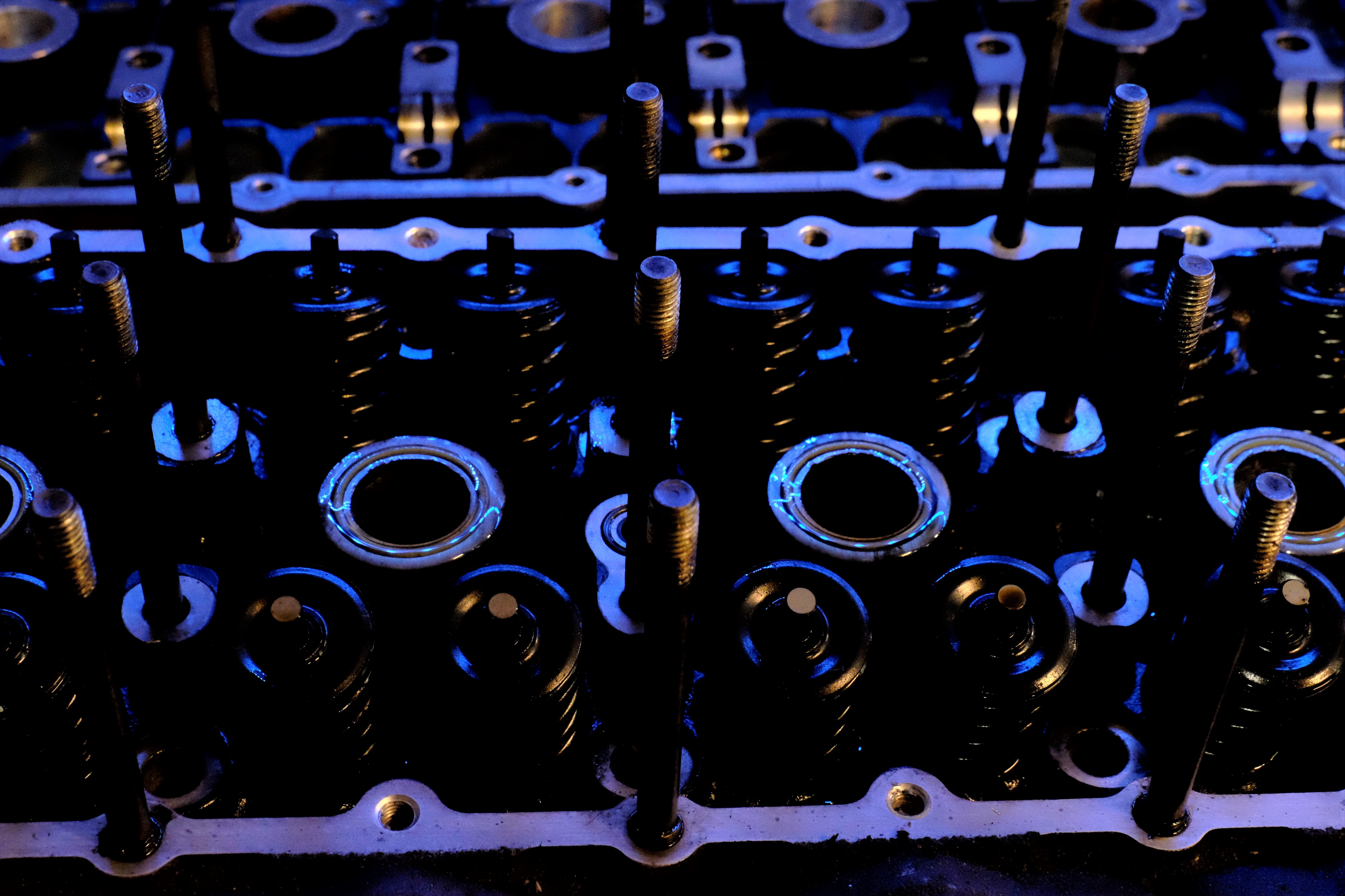 motorblok-in-blauw-licht