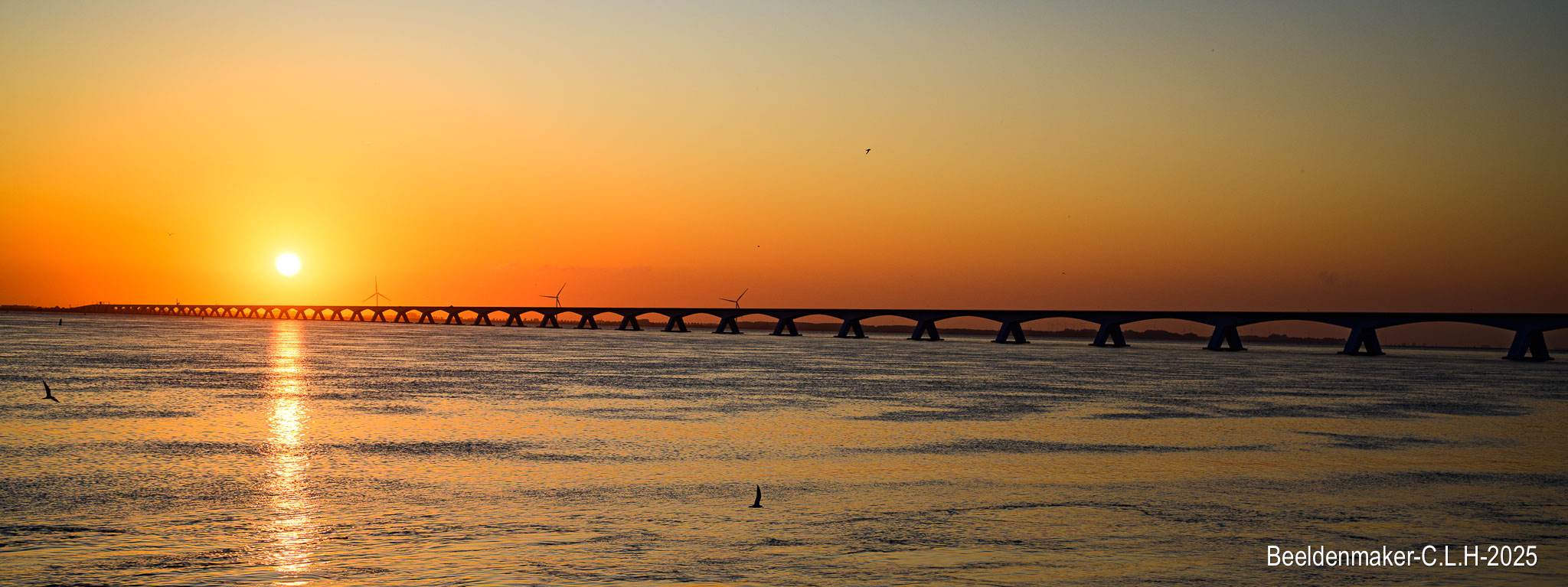 zeelandbrug-met-een-opkomende-zon