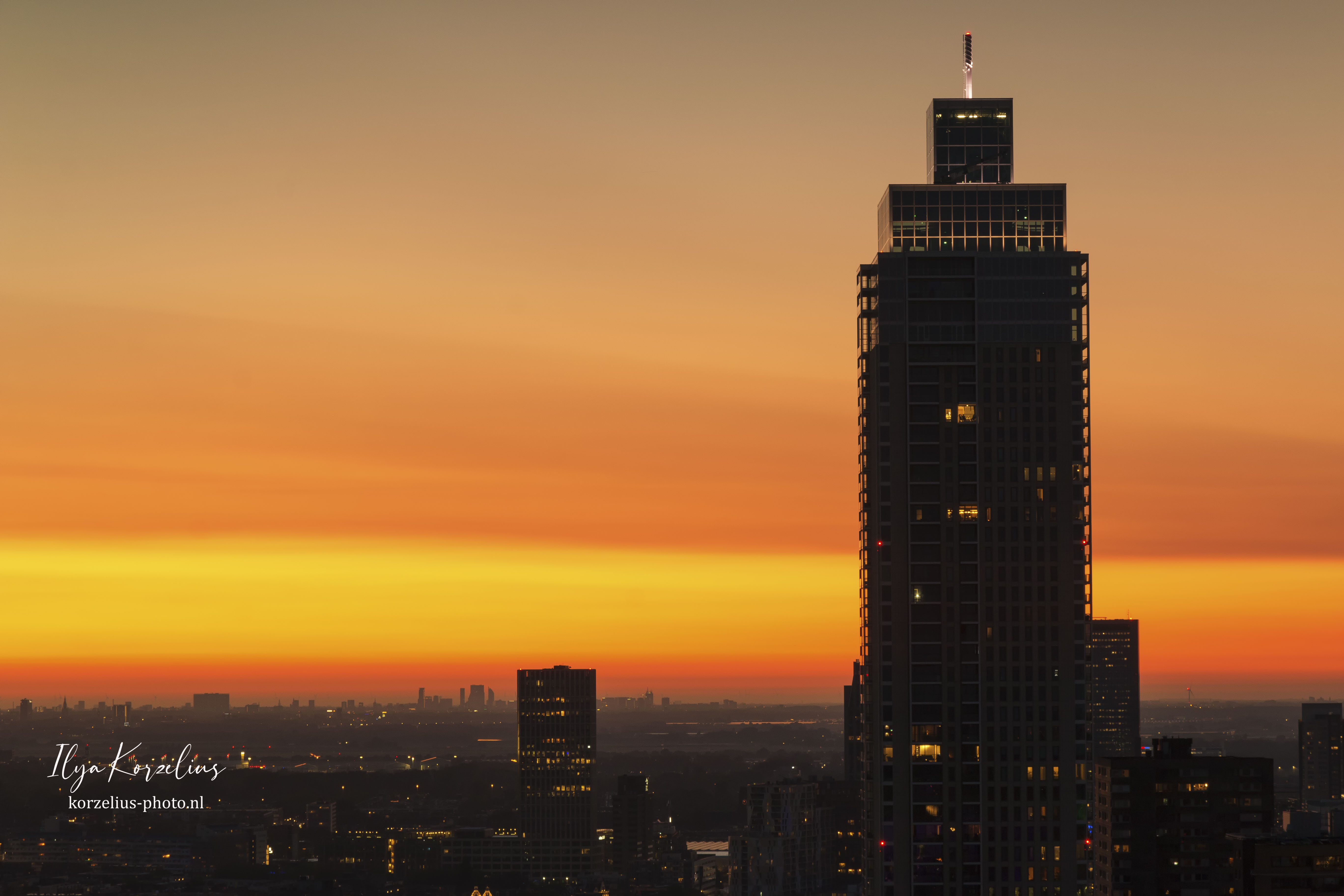 zonsondergang-achter-zalmhaventoren