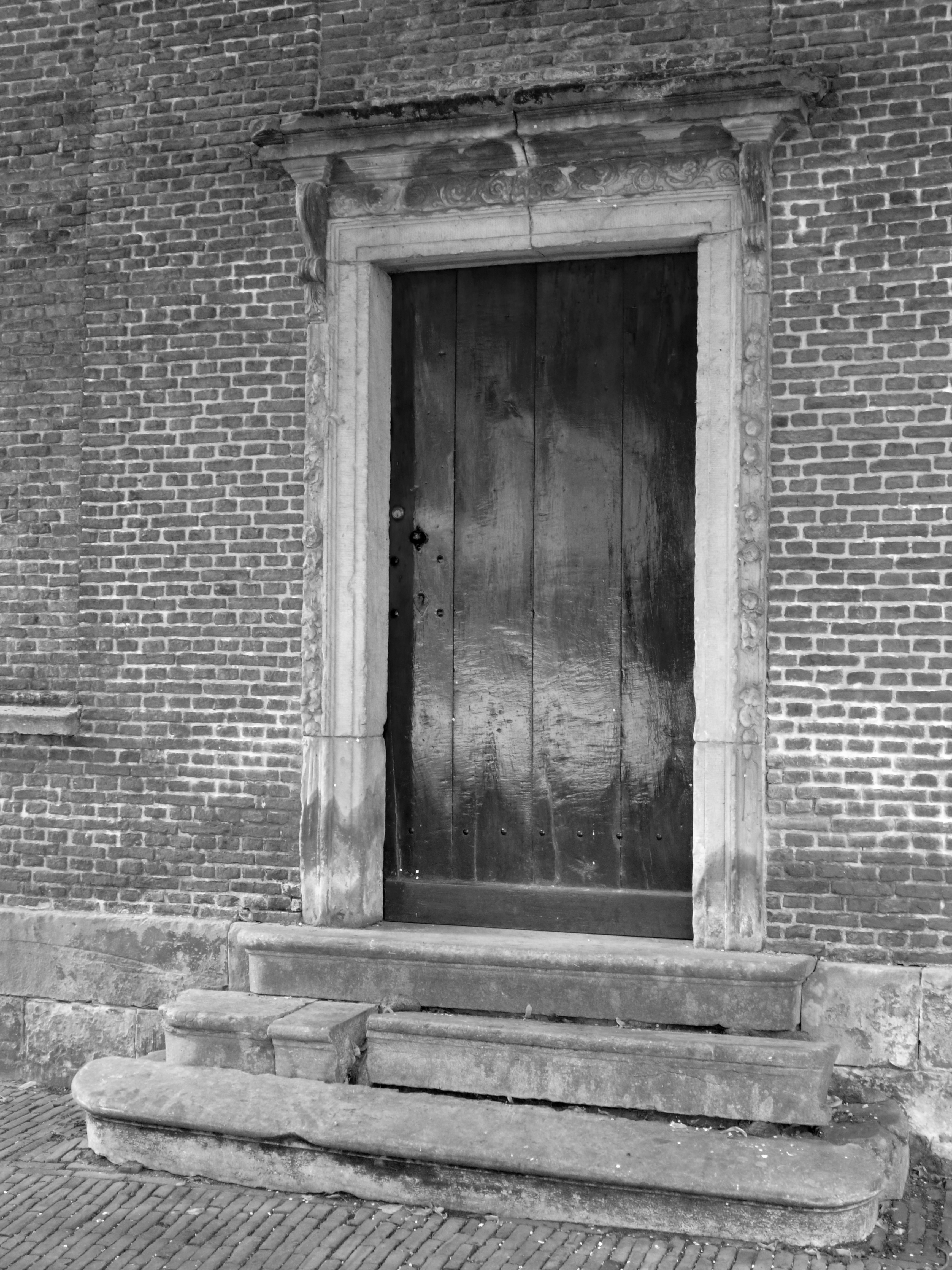 achter-elke-voordeur-een-verhaal