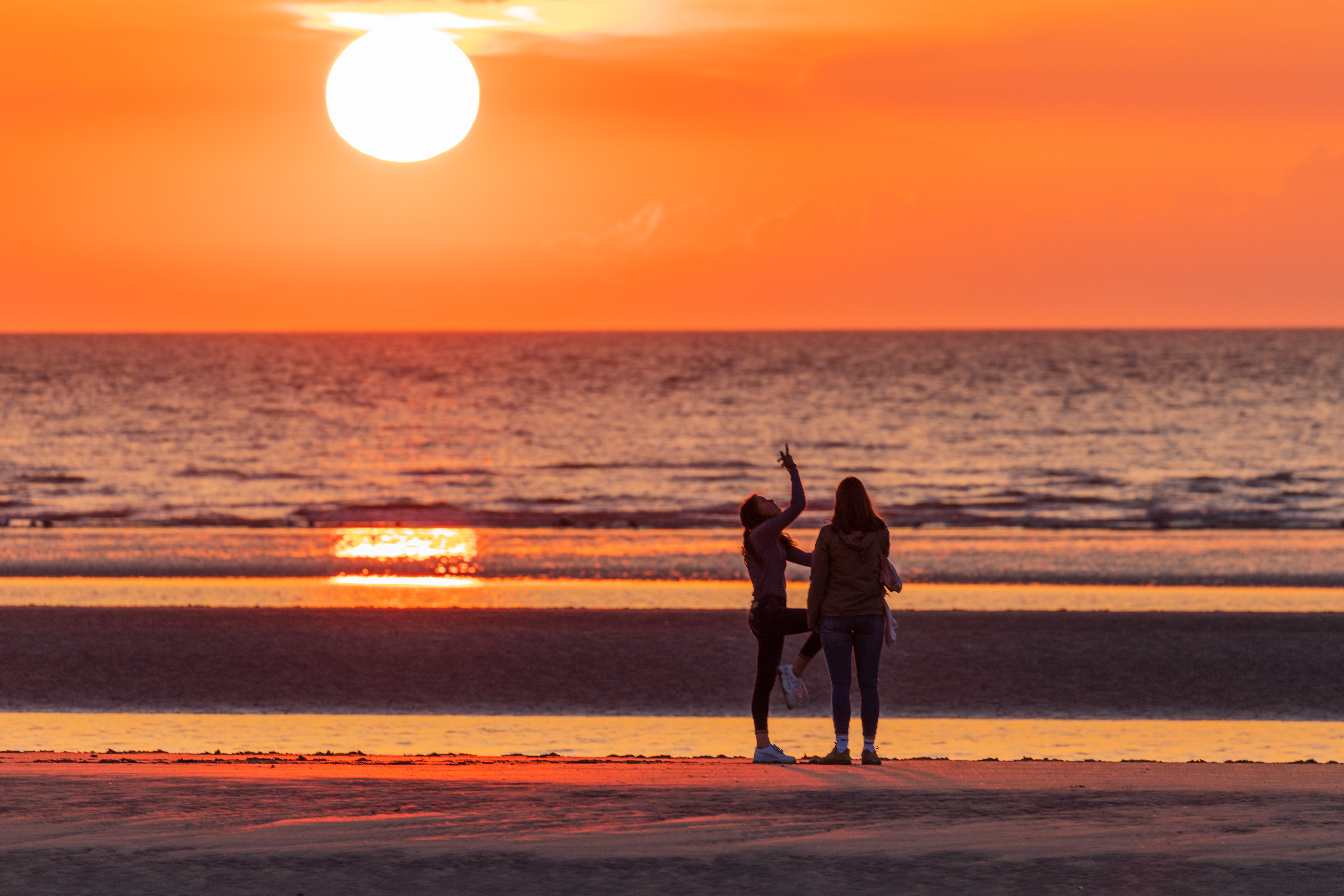 2-jonge-meisjes-s-avonds-op-het-strand-avondfotografie