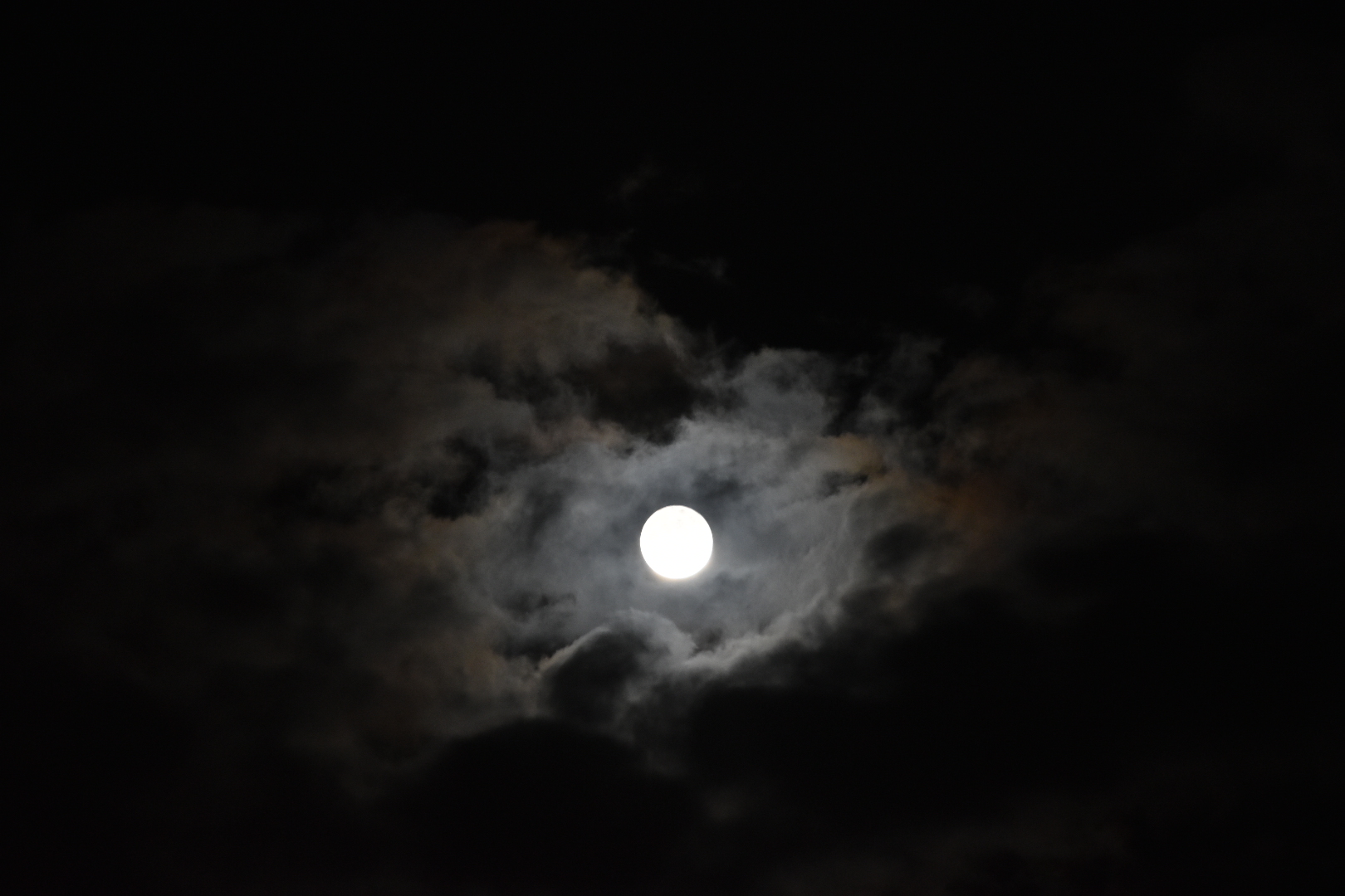 low-key-maan-gevangen