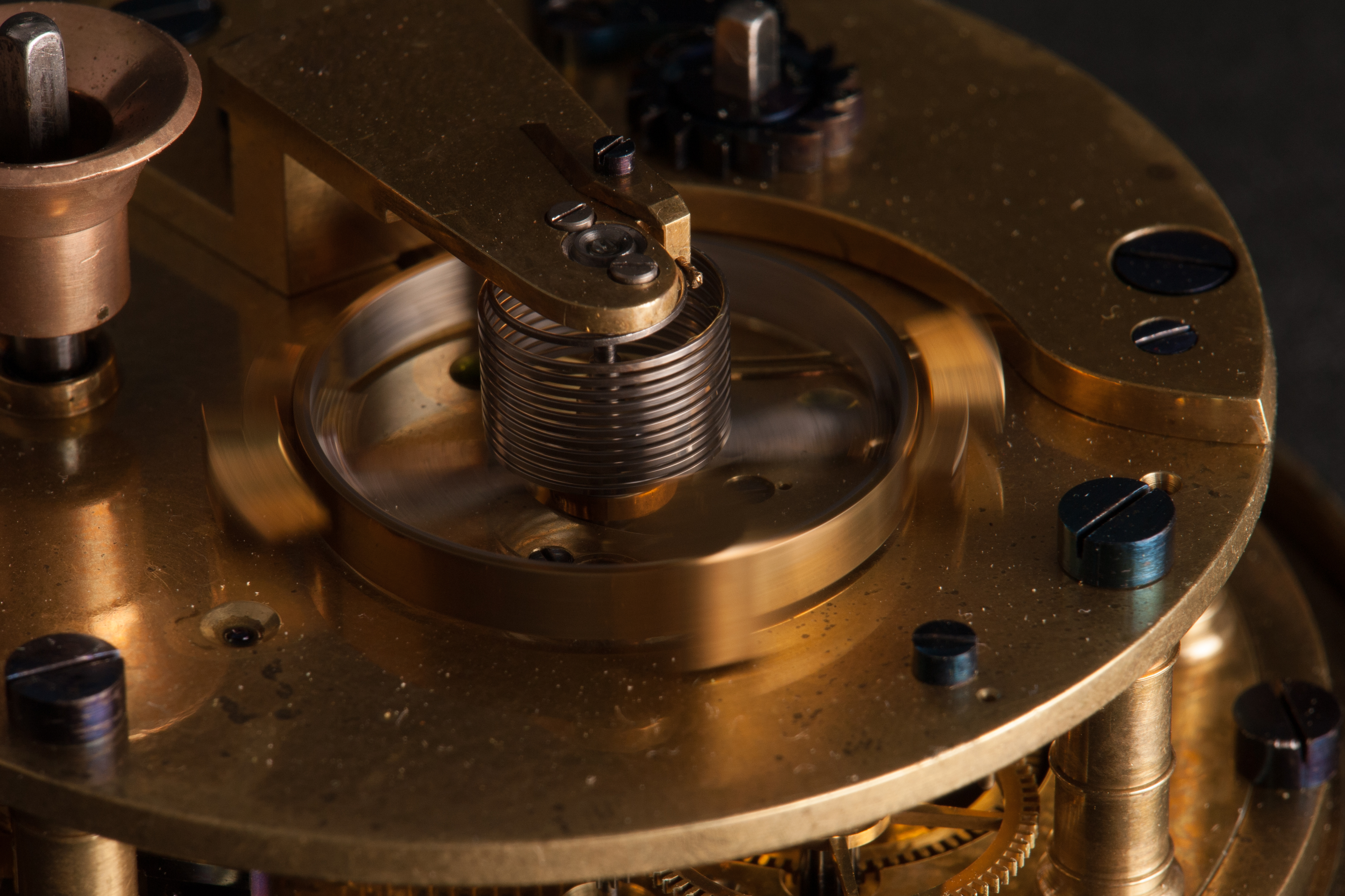 de-werkende-balans-veer-van-een-hollandse-scheeps-chronometer