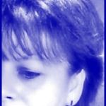 bloemstengels-in-groene-glazen-vaas