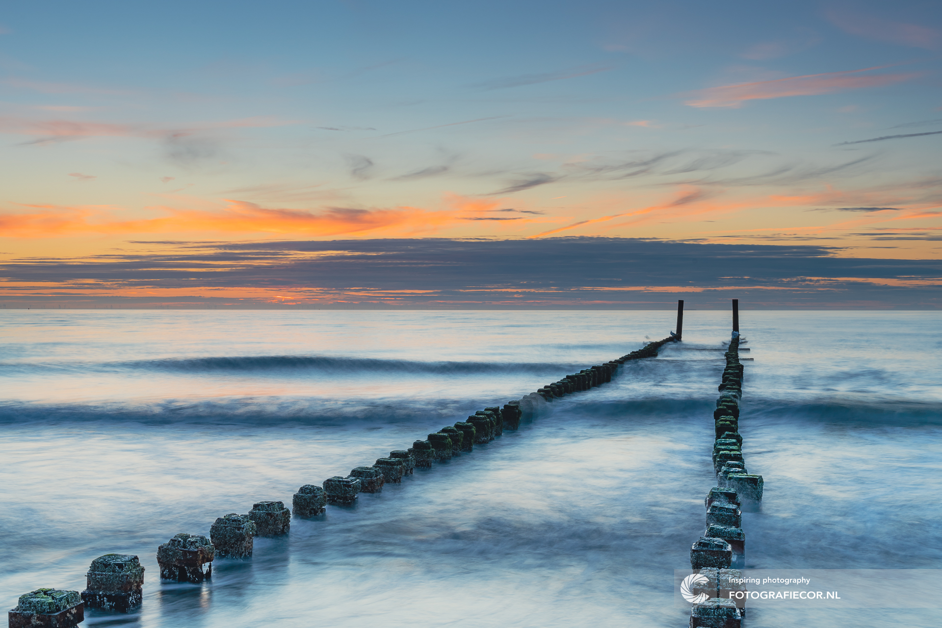paalhoofden-bij-zonsondergang-aan-de-zeeuwse-kust-van-walcheren