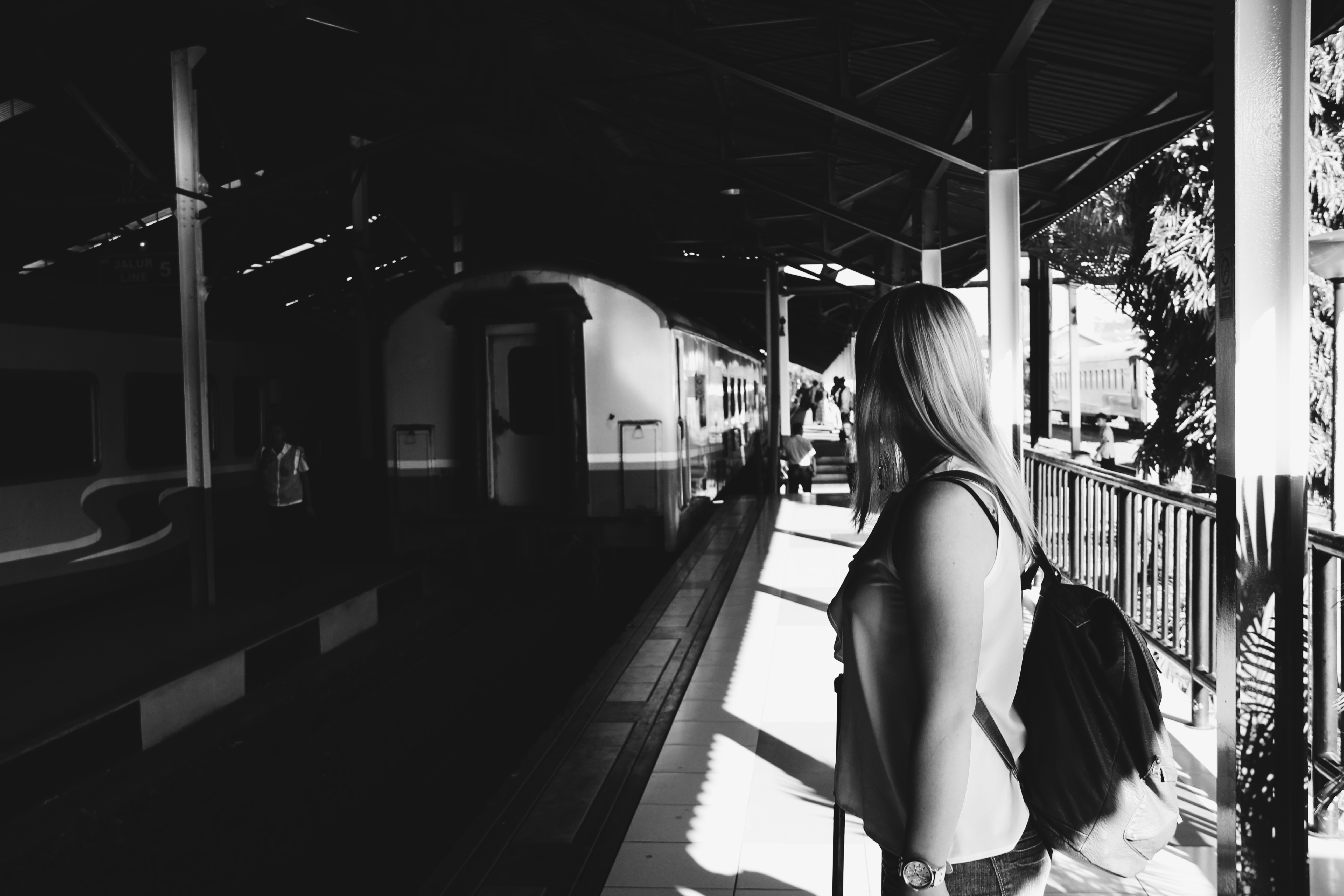 wachten-op-de-trein-in-bandung-indonesi%C3%AB