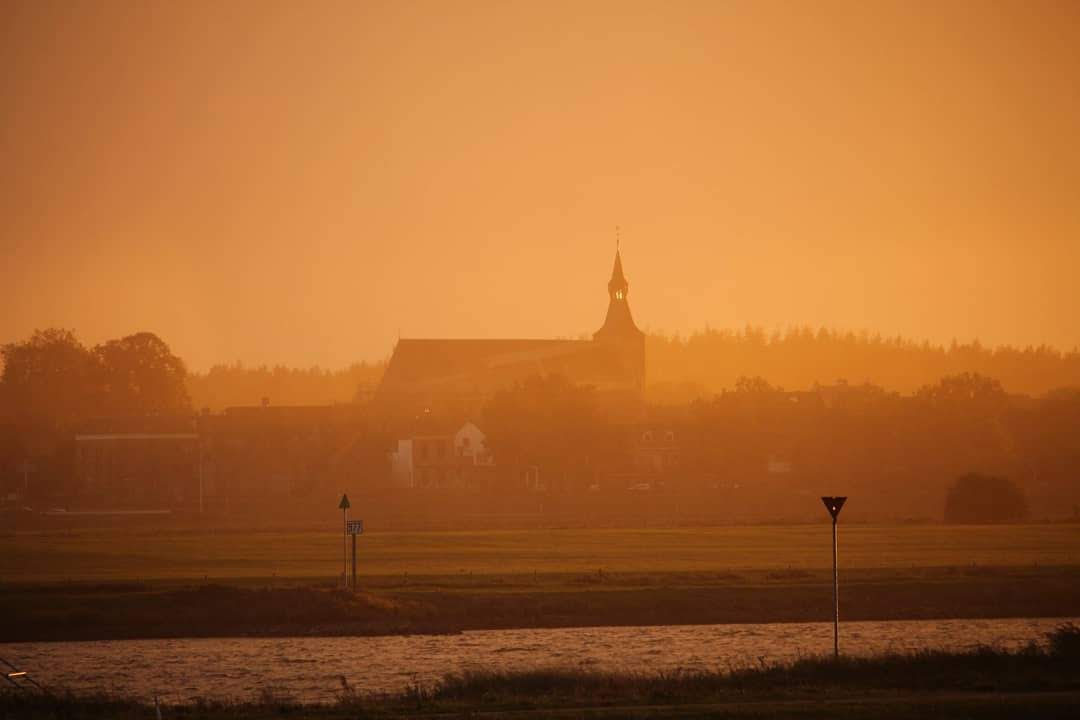 prachtige-zonsondergang-met-regen