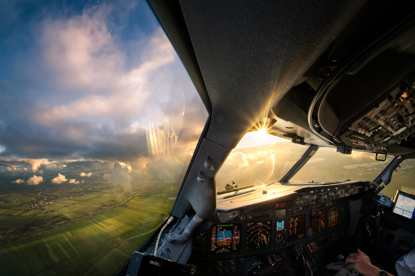 groothoek-breaking-through-the-clouds