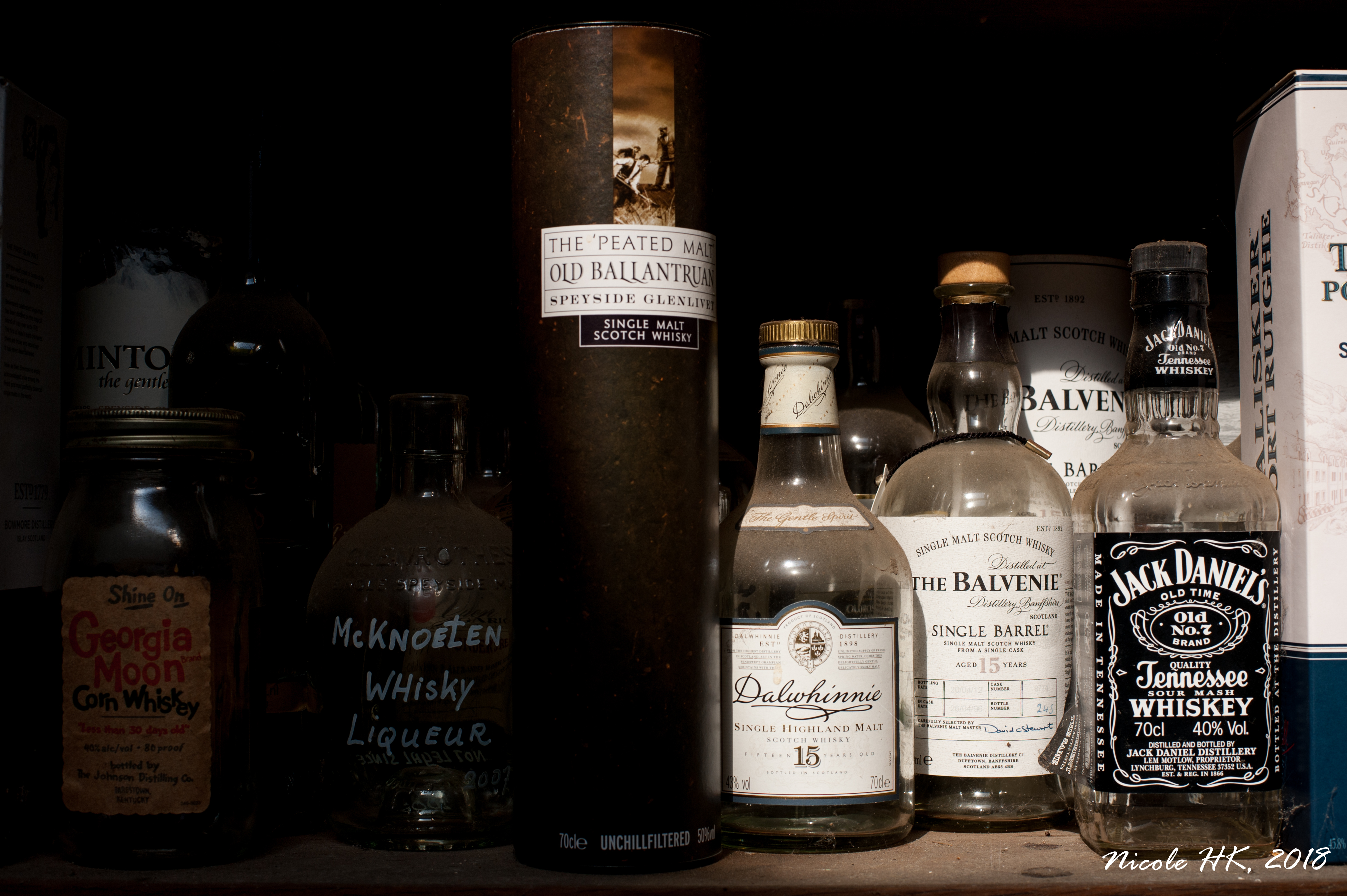 stilleven-whiskeyflessen-na-de-dronk