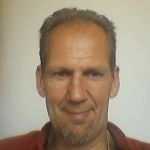 een-meeuw-die-de-eerste-slag-maakt-om-uit-het-water-te-komen